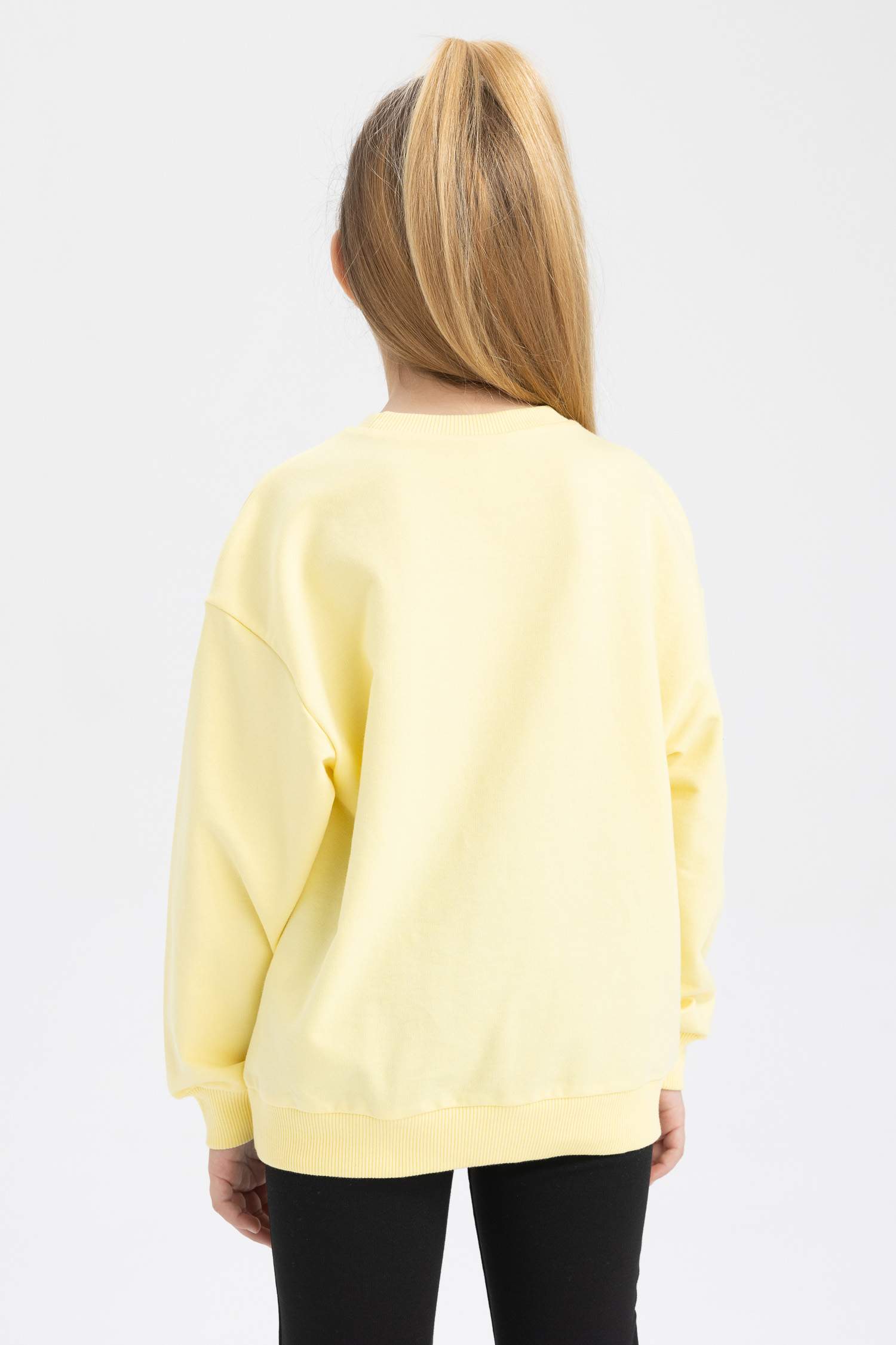 Свитшот свободного кроя с круглым вырезом