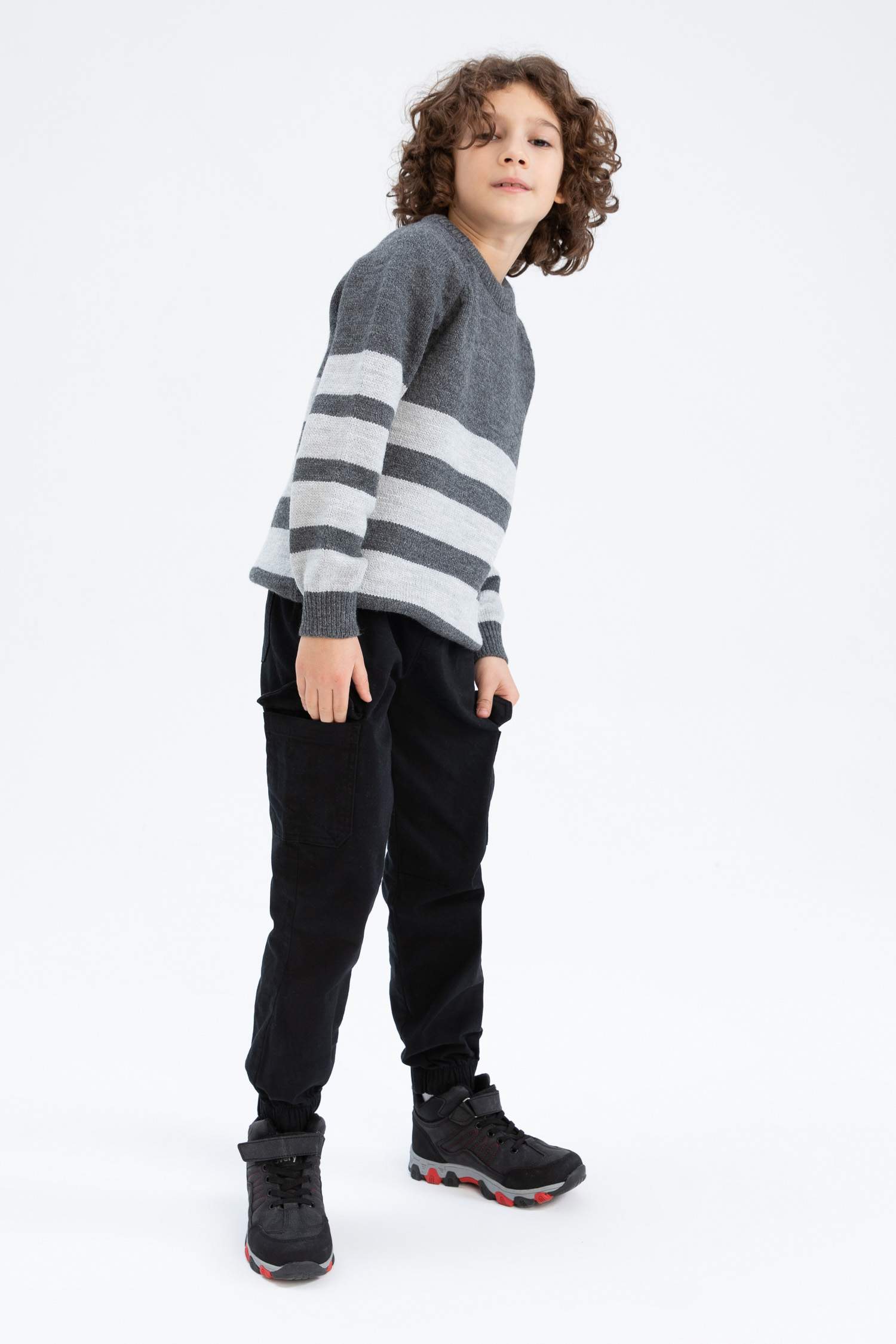 Пуловер стандартного кроя с круглым вырезом для мальчиков