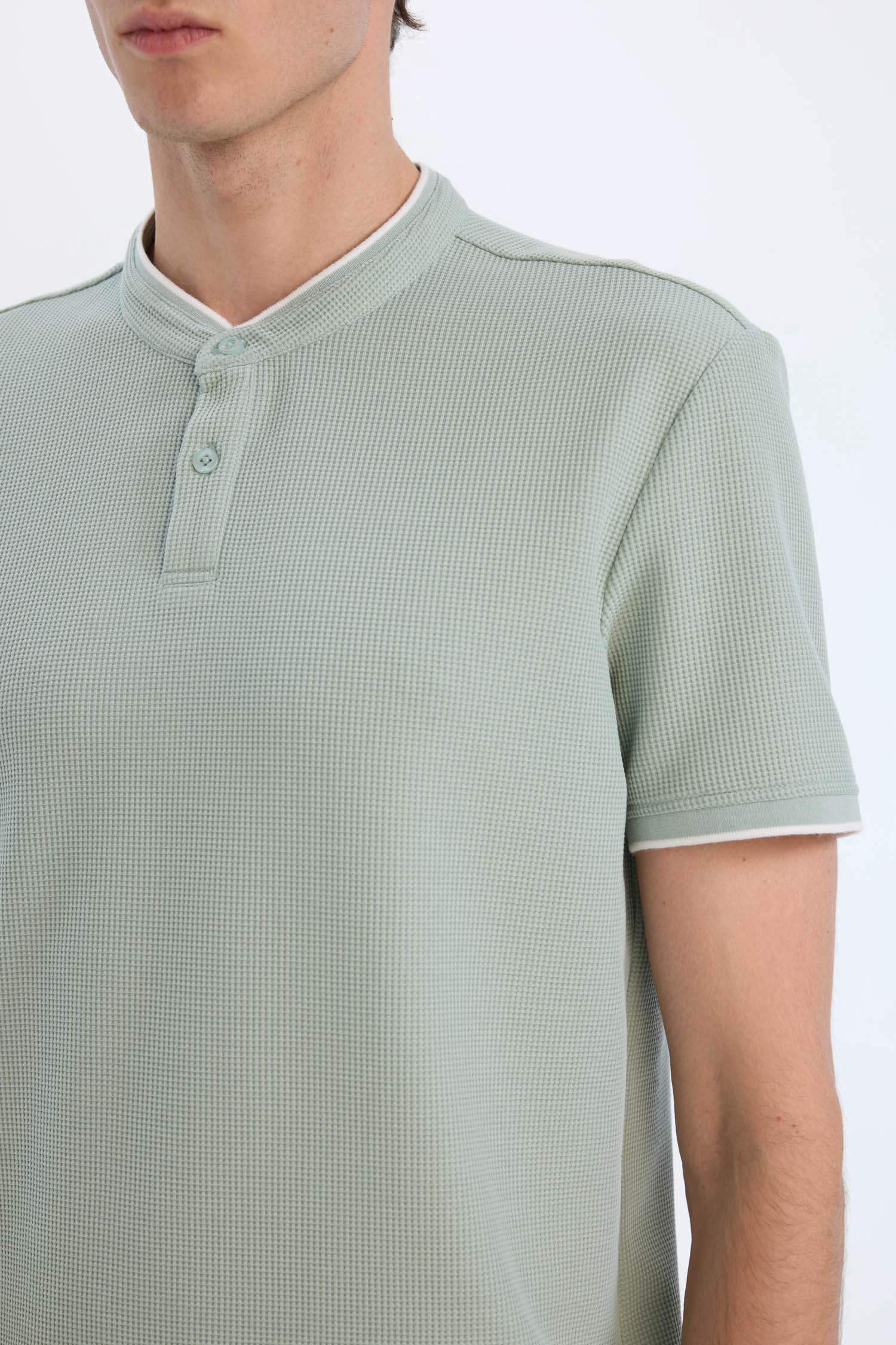 تي شيرت بولو وافل مودرن فيت بياقة عالية