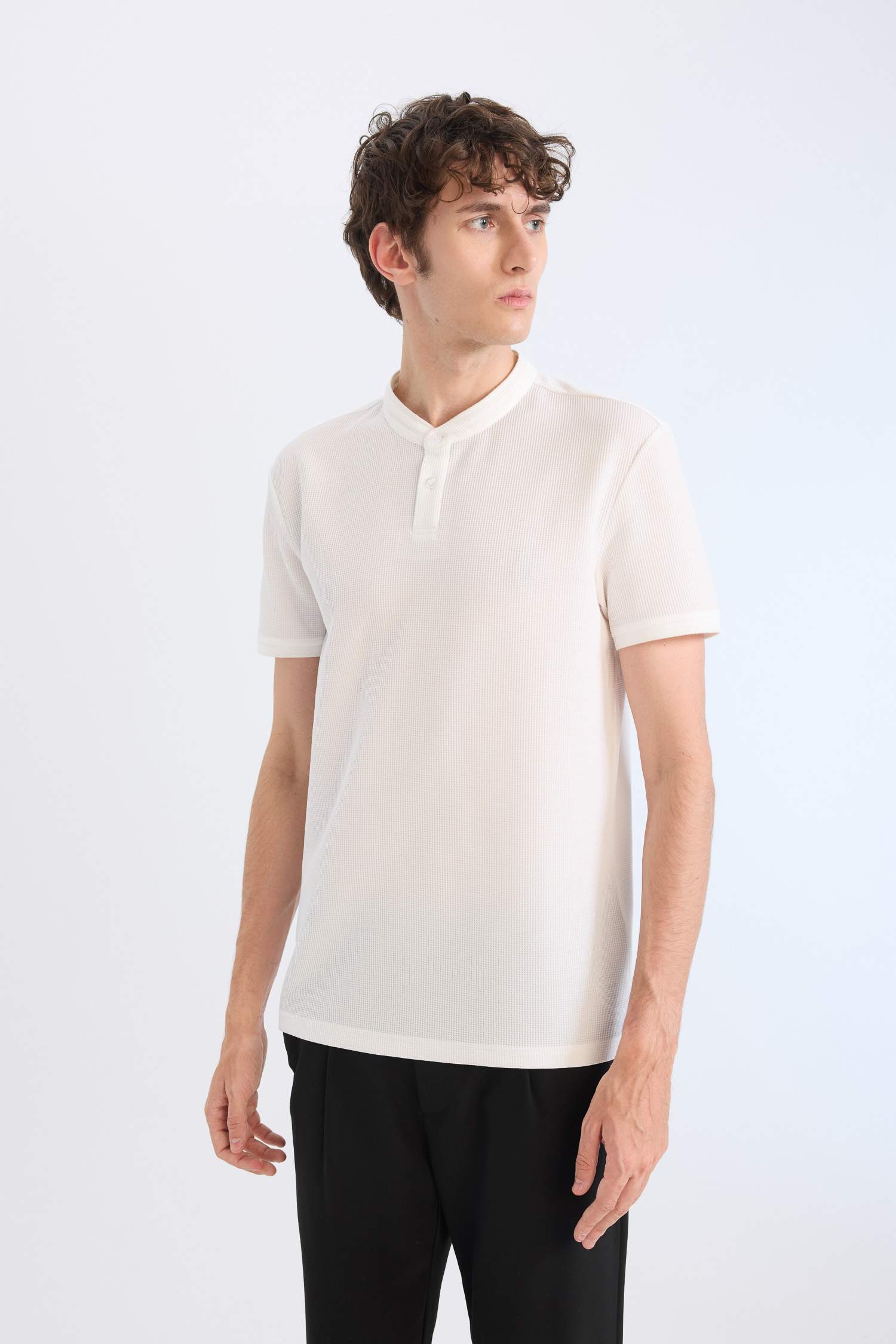 تي شيرت بولو مودرن فيت بياقة عالية