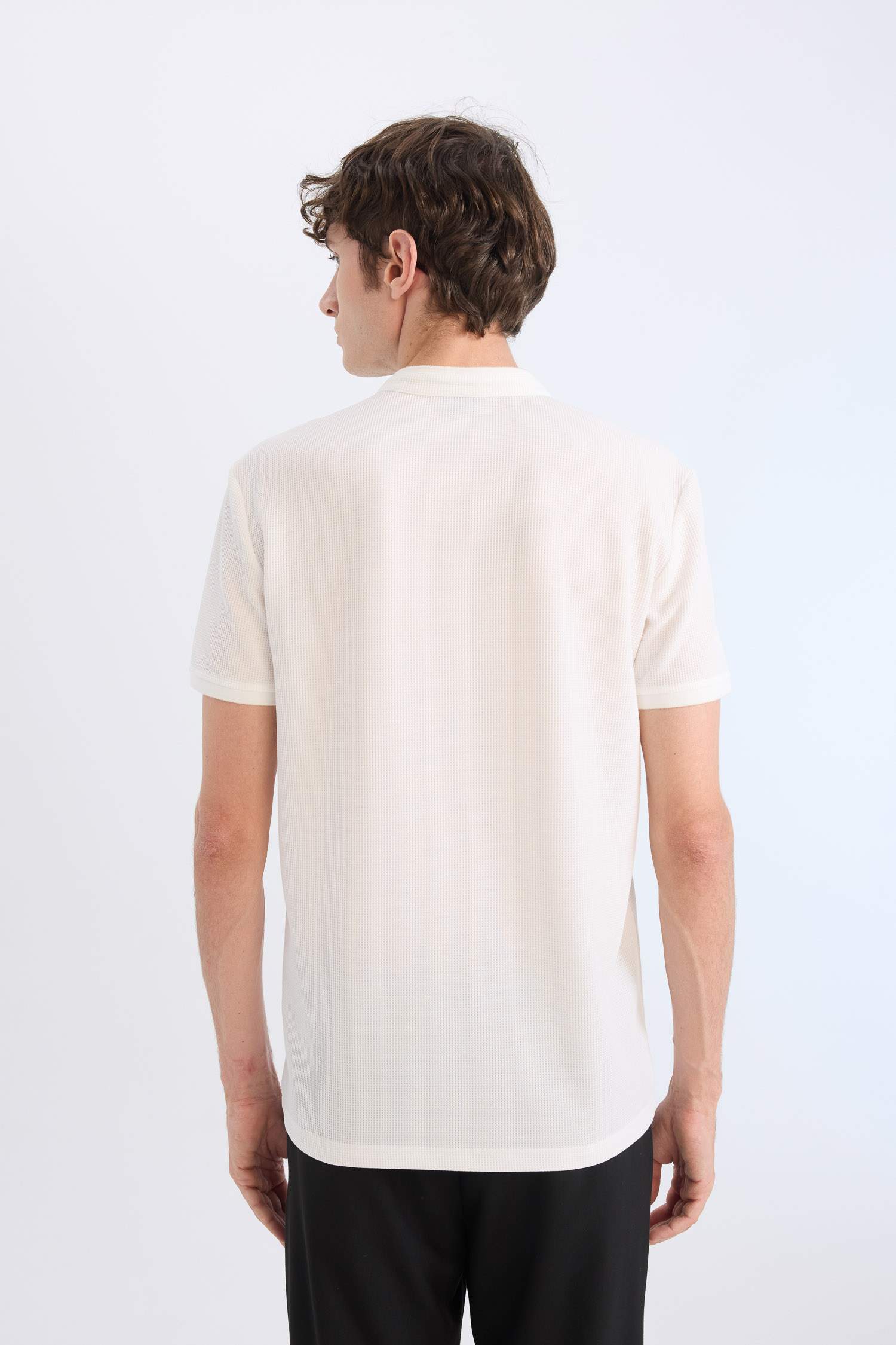 تي شيرت بولو مودرن فيت بياقة عالية