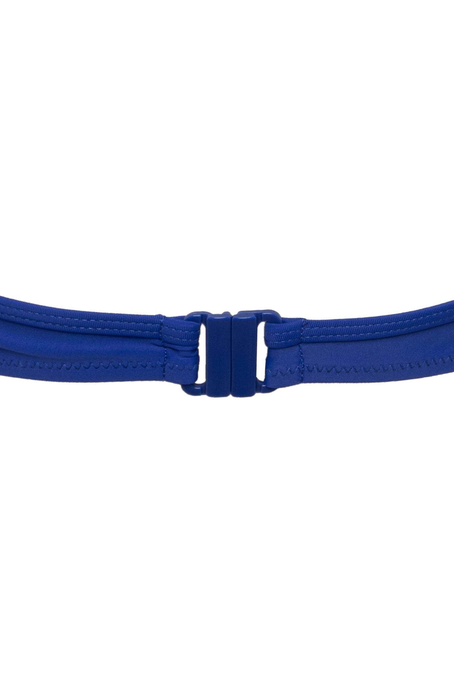 بكيني توب قصة عادية من Fall in Love