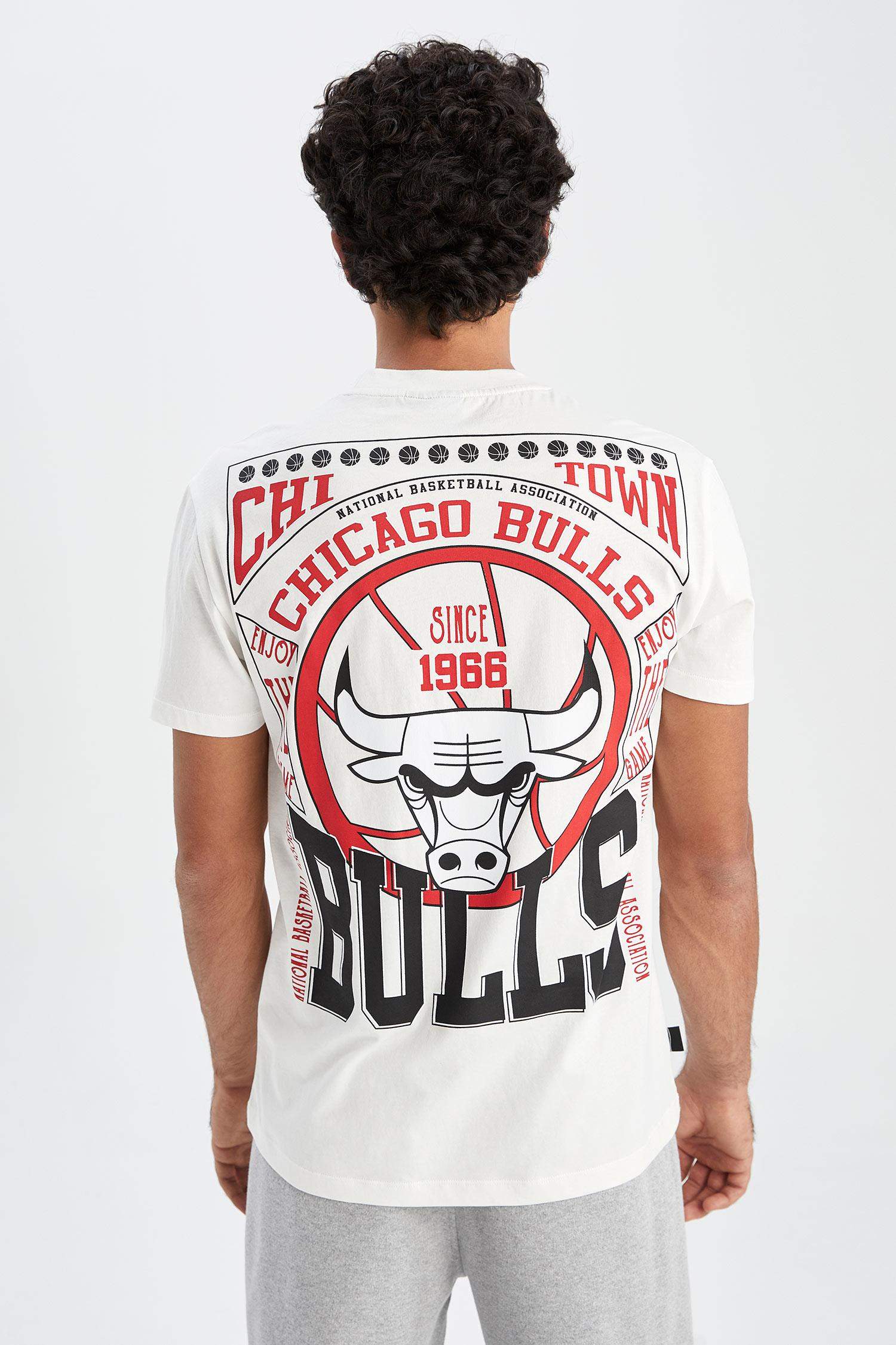 Army Meget sur whisky Ecru MAN Defacto Fit NBA Chicago Bulls Standard Fit Crew Neck T-Shirt  2760663 | DeFacto