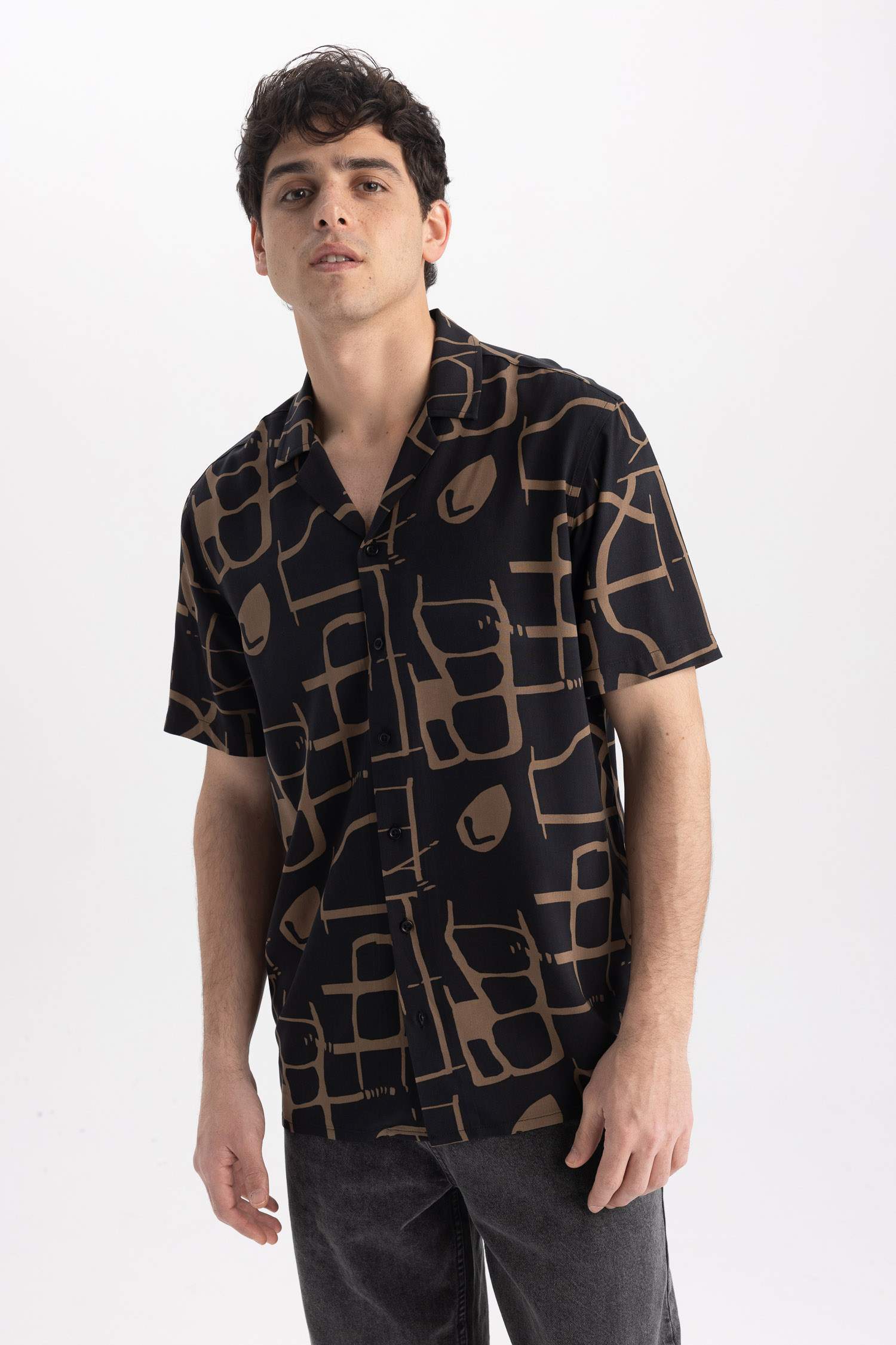 Рубашка стандартного кроя с принтом с коротким рукавом