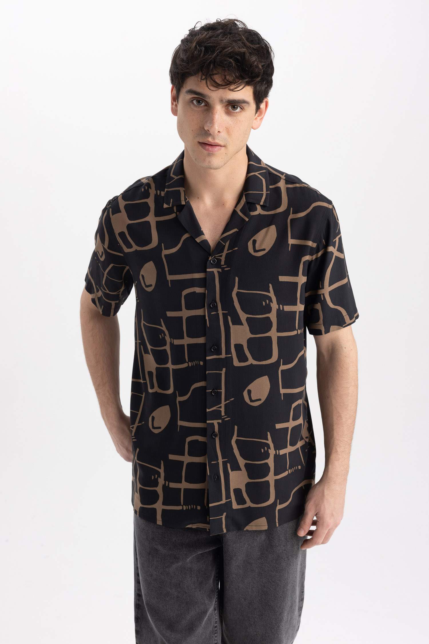 Рубашка стандартного кроя с принтом с коротким рукавом