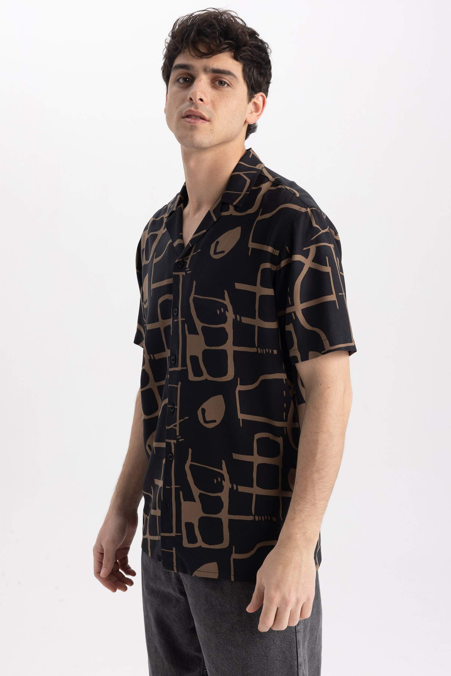 Рубашка стандартного кроя с принтом с коротким рукавом