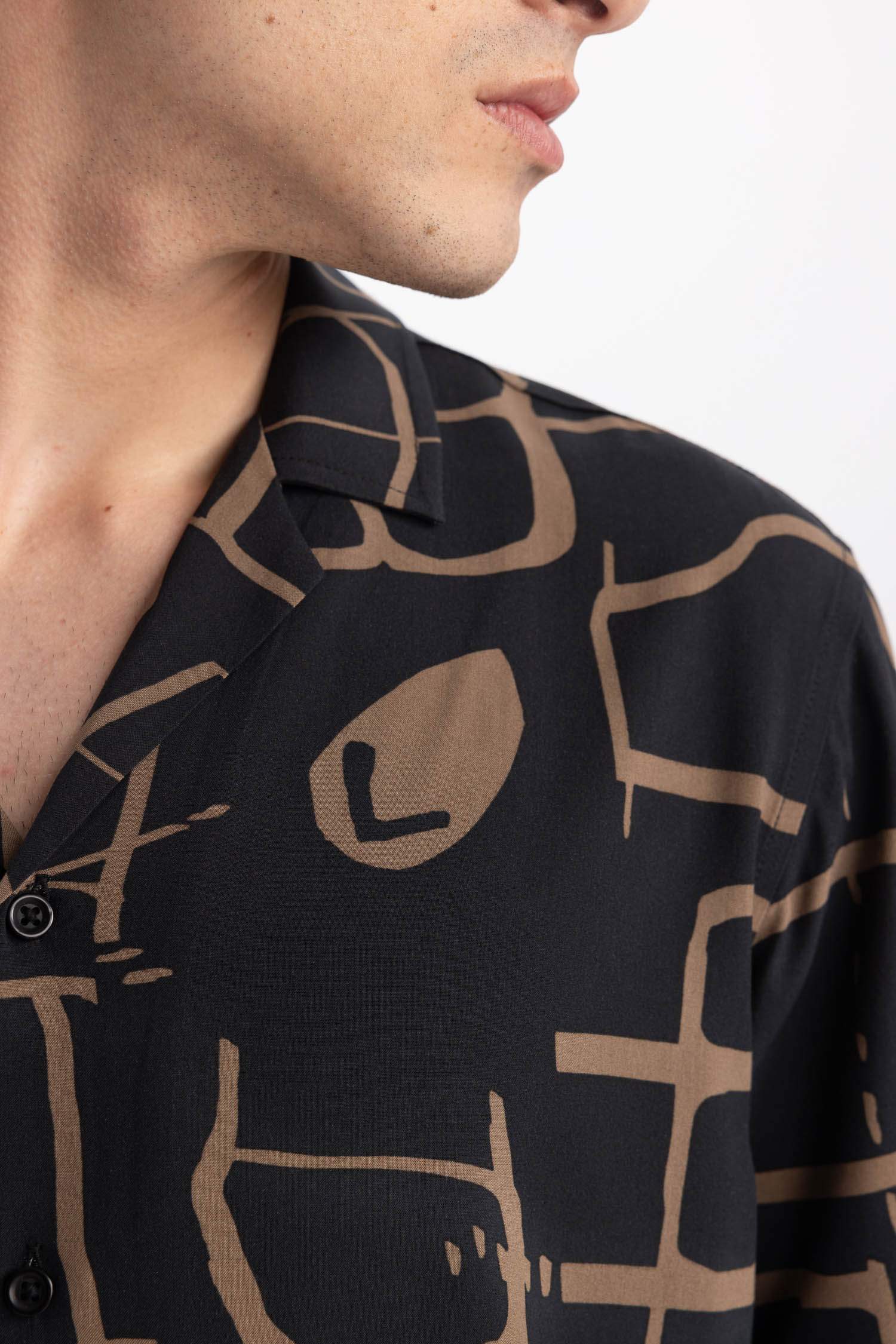 Рубашка стандартного кроя с принтом с коротким рукавом