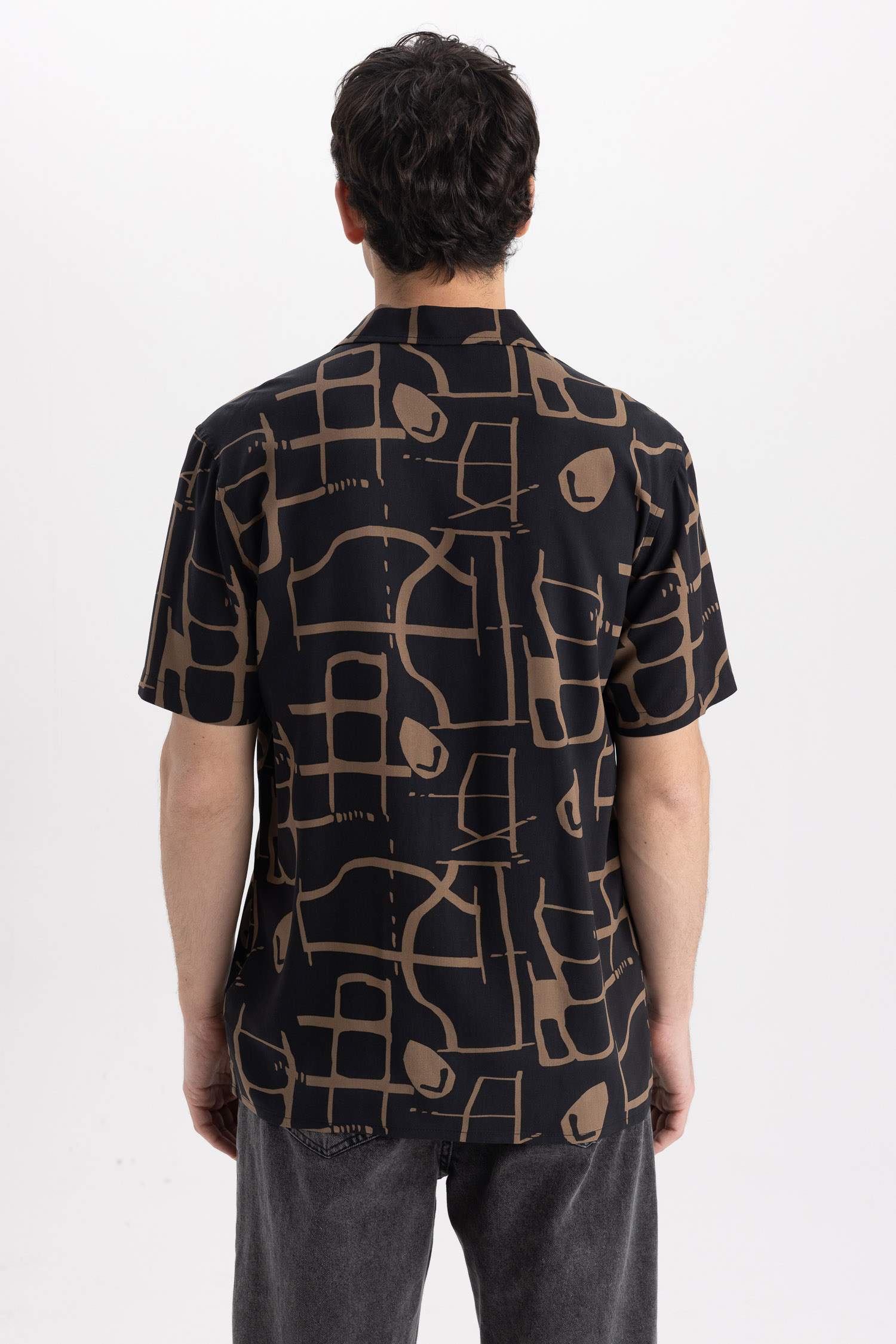 Рубашка стандартного кроя с принтом с коротким рукавом