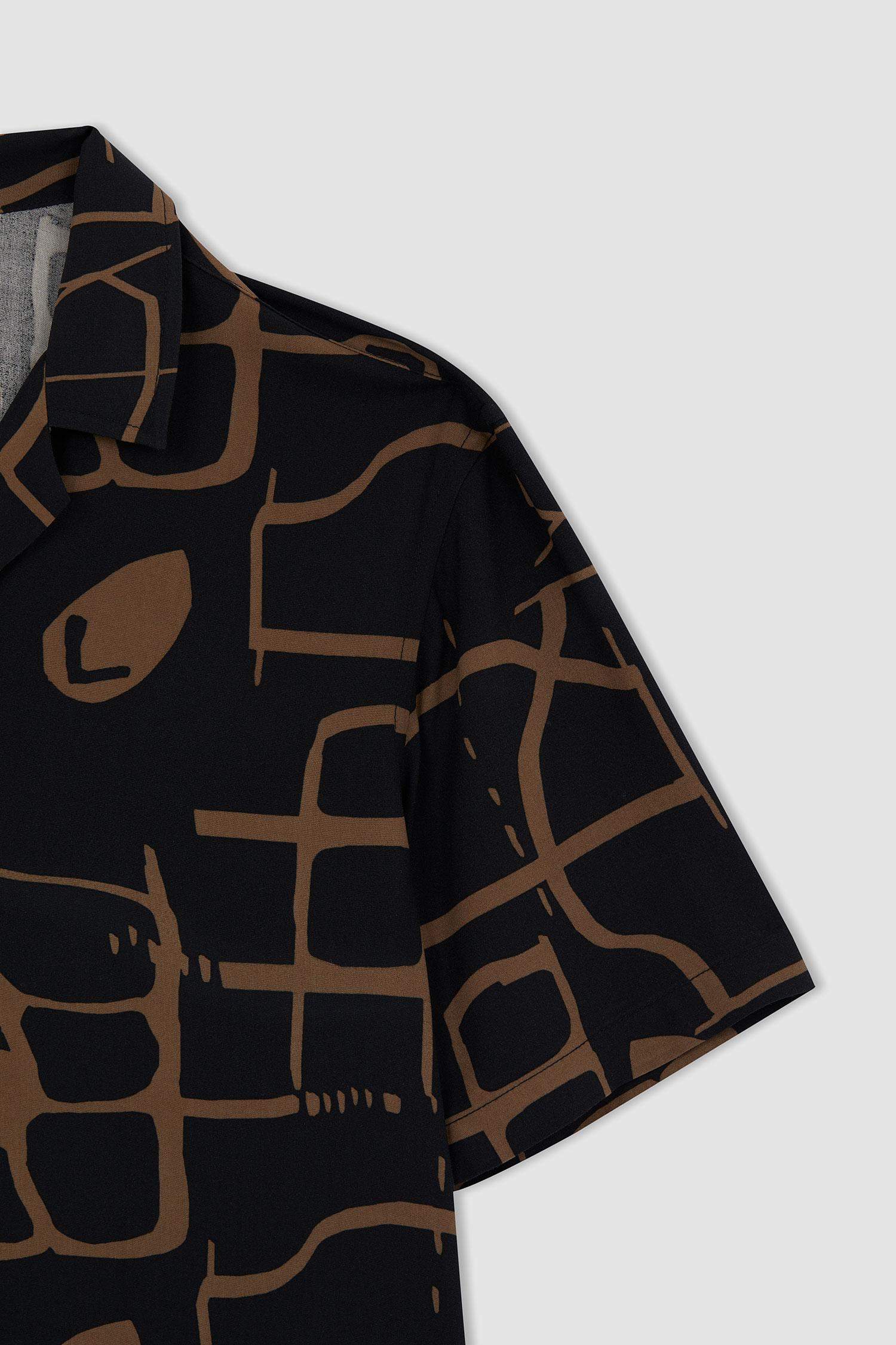 Рубашка стандартного кроя с принтом с коротким рукавом