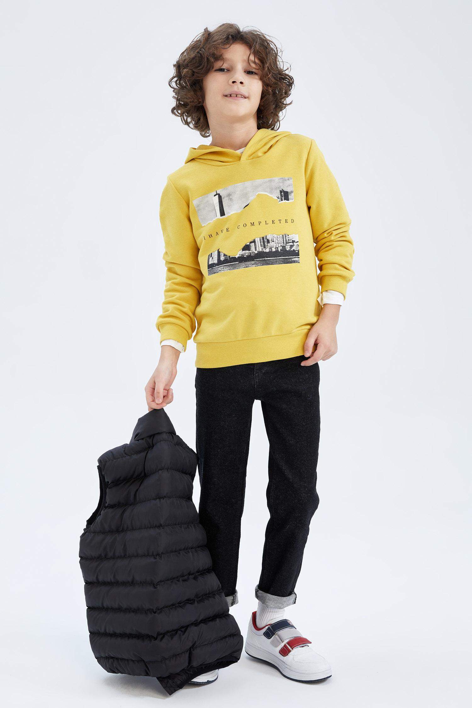 Свитшот стандартного кроя с капюшоном для мальчиков