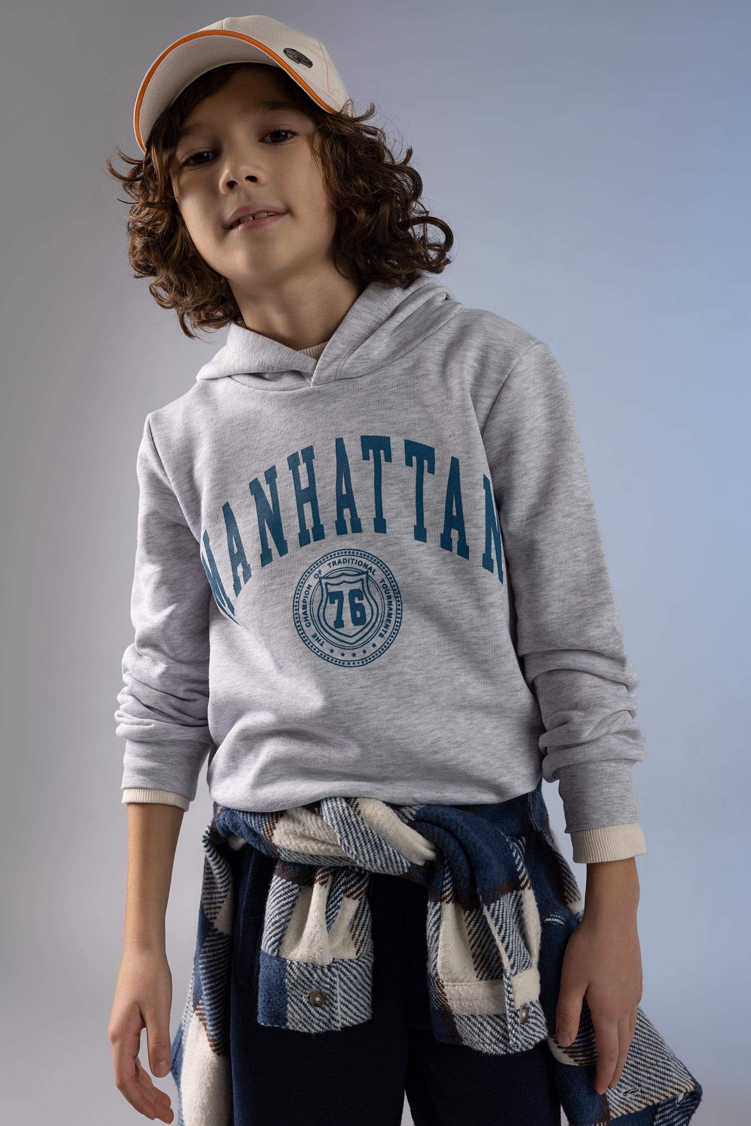 Свитшот стандартного кроя с капюшоном для мальчиков