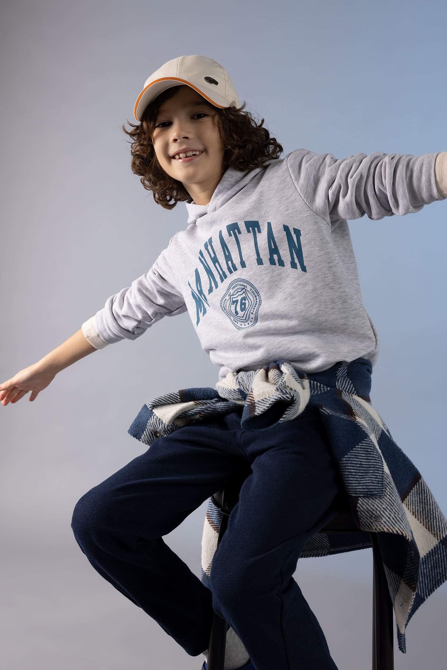 Свитшот стандартного кроя с капюшоном для мальчиков