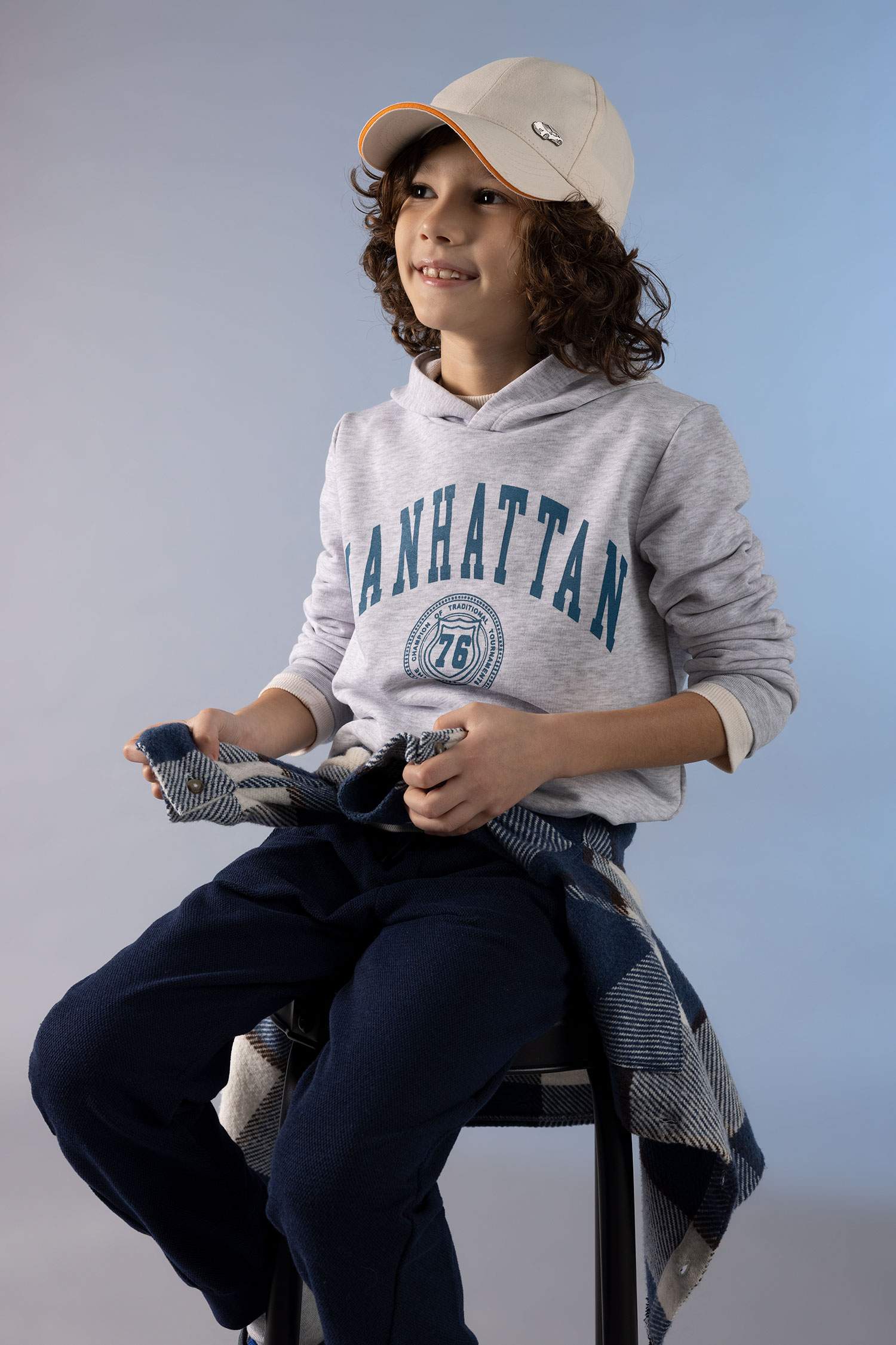 Свитшот стандартного кроя с капюшоном для мальчиков