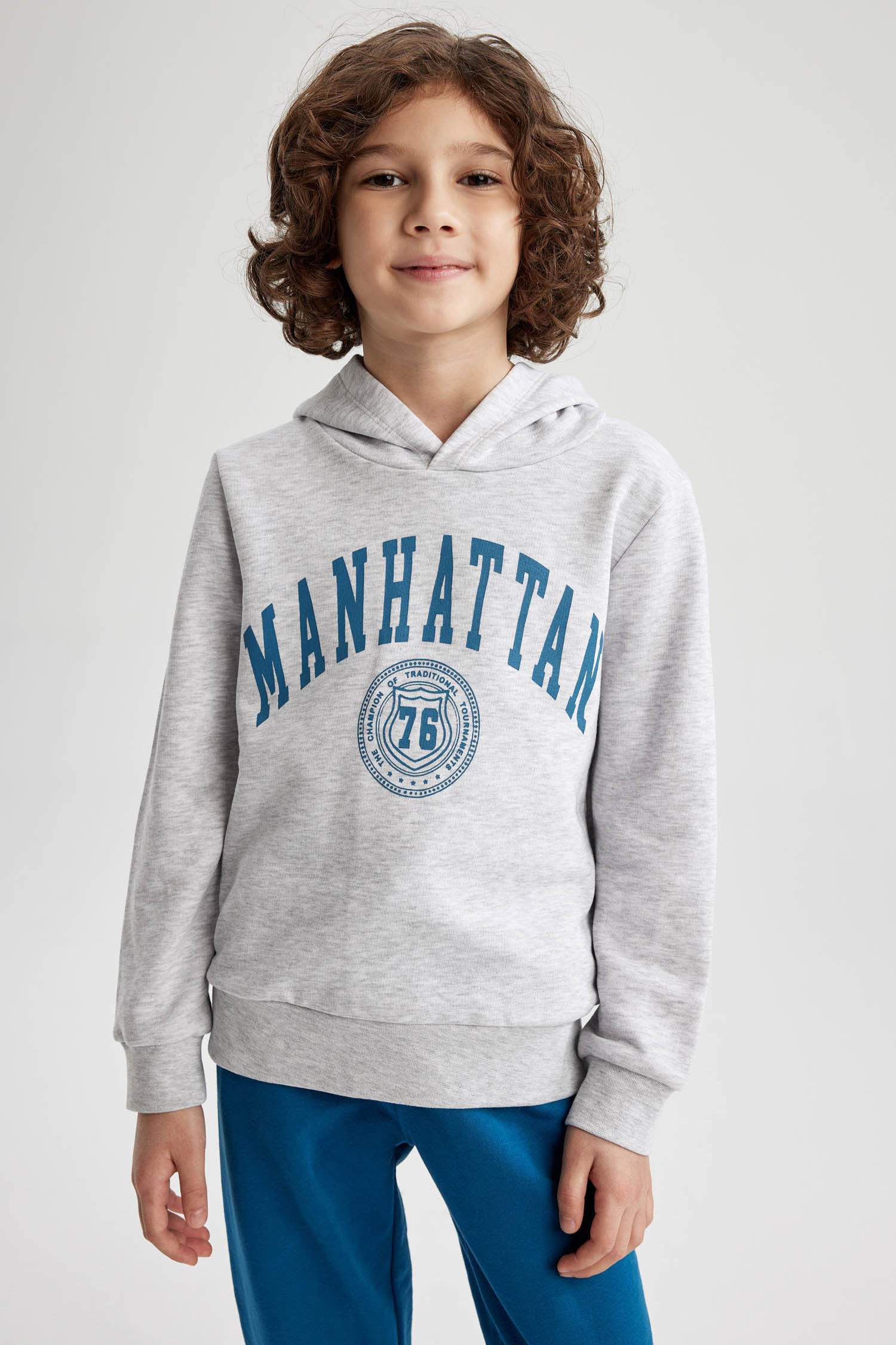 Свитшот стандартного кроя с капюшоном для мальчиков