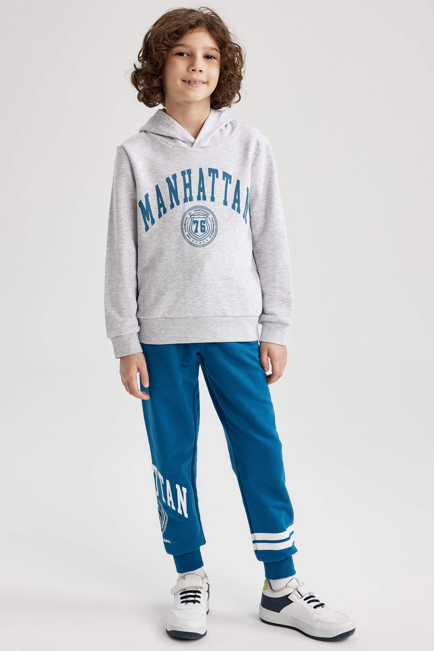 Свитшот стандартного кроя с капюшоном для мальчиков