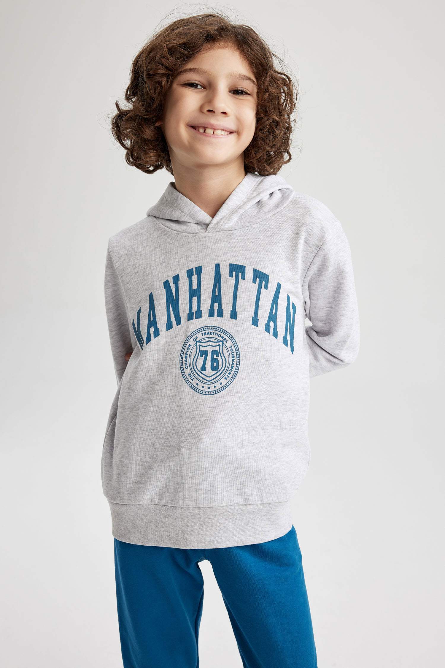 Свитшот стандартного кроя с капюшоном для мальчиков