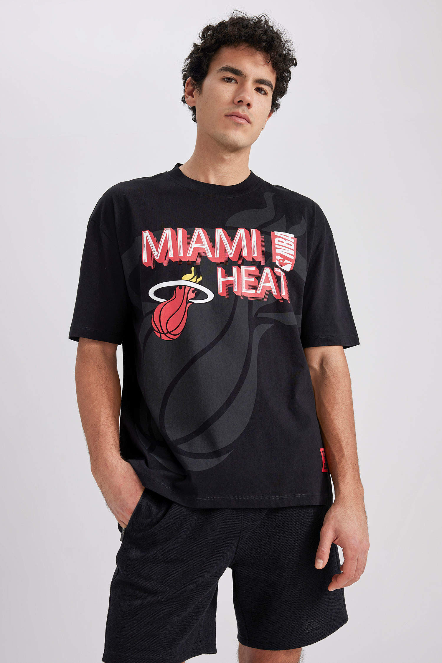 Ecru MAN Defacto Fit NBA Miami Heat Licensed Standard Fit Sportsman  Sweatshirt 2760650