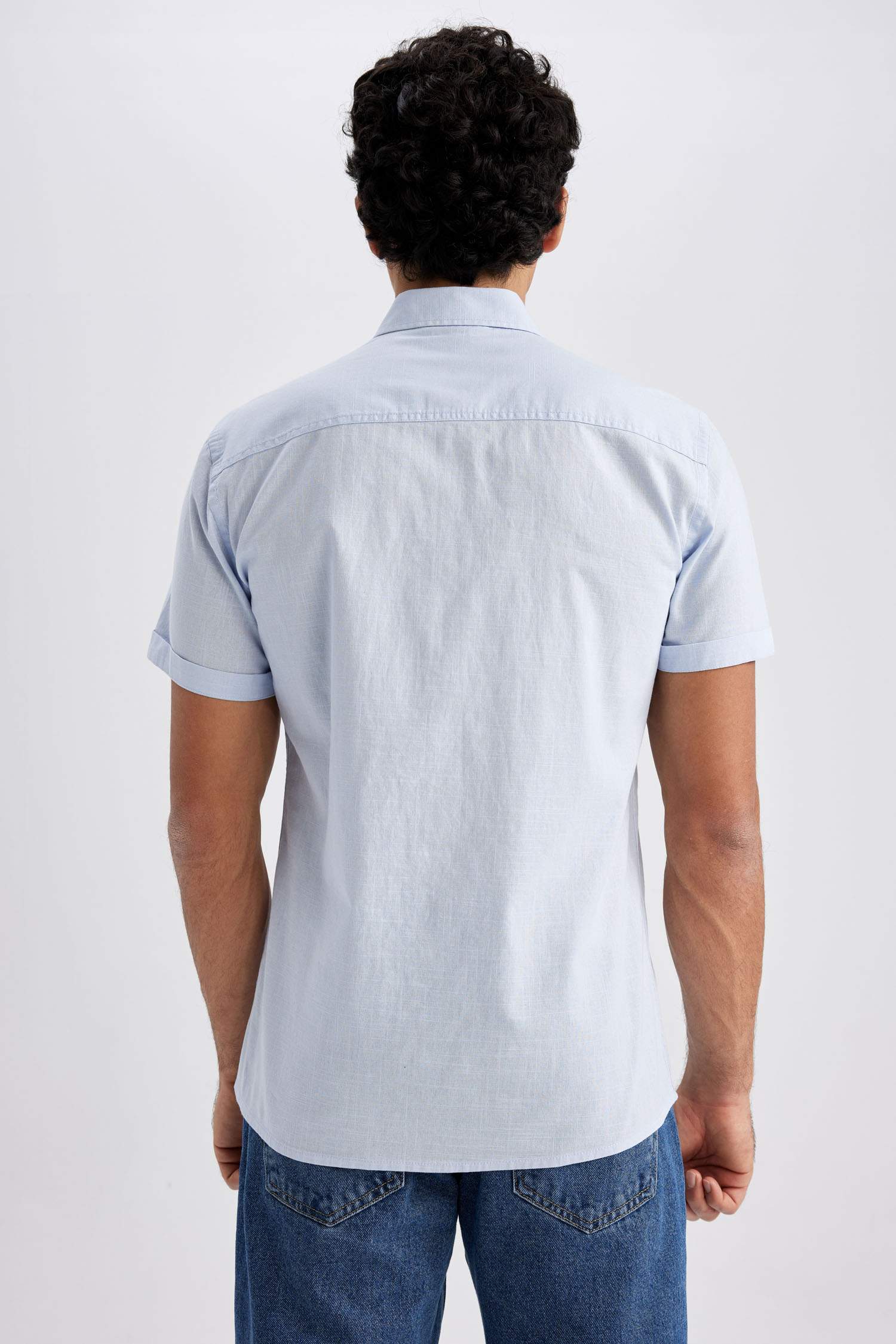 Рубашка приталенного кроя с коротким рукавом