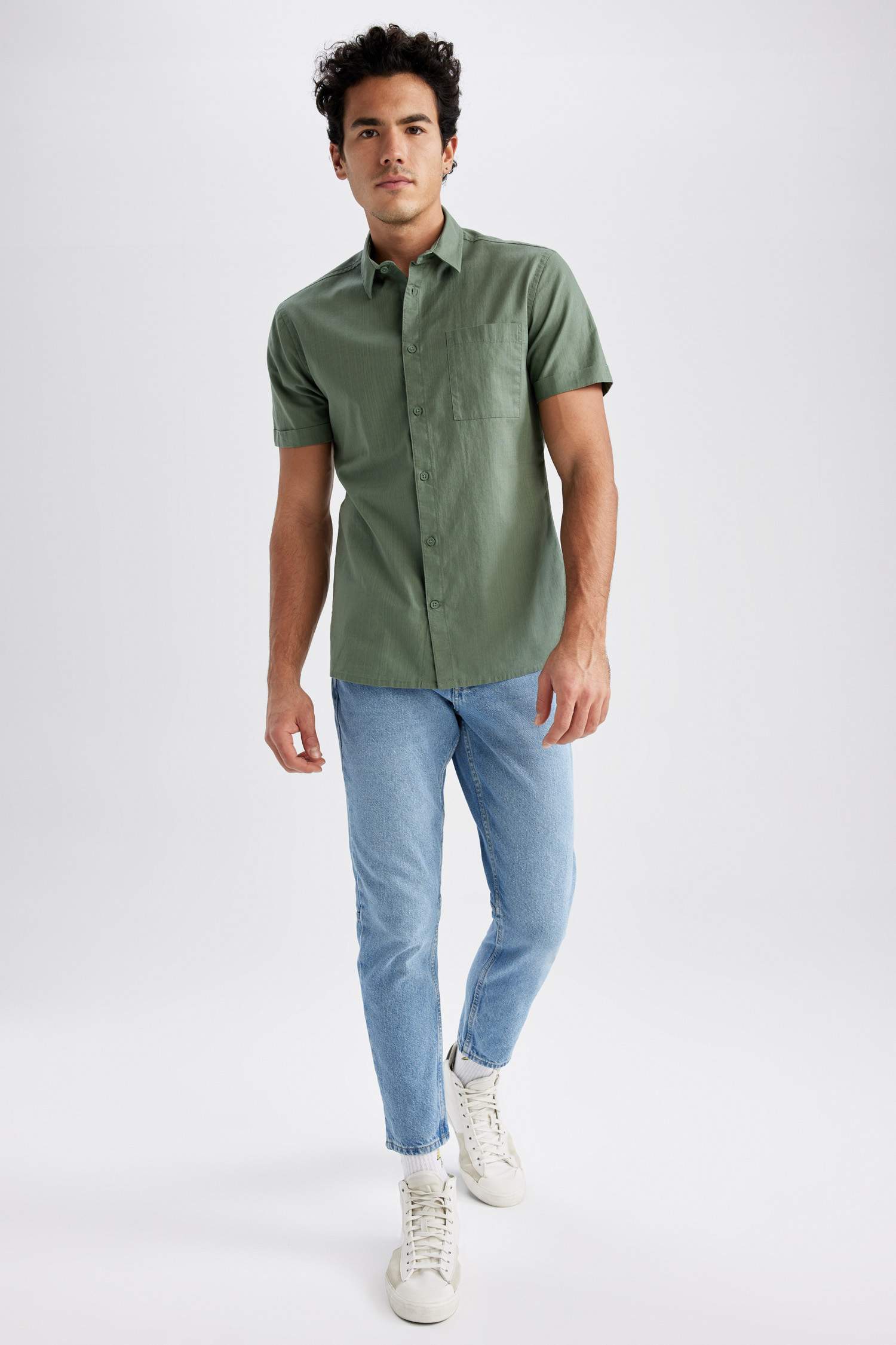 Рубашка приталенного кроя с коротким рукавом