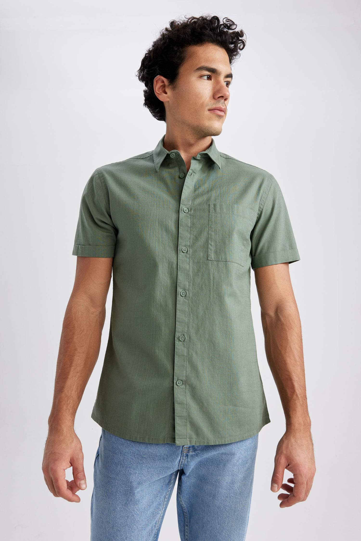 Рубашка приталенного кроя с коротким рукавом