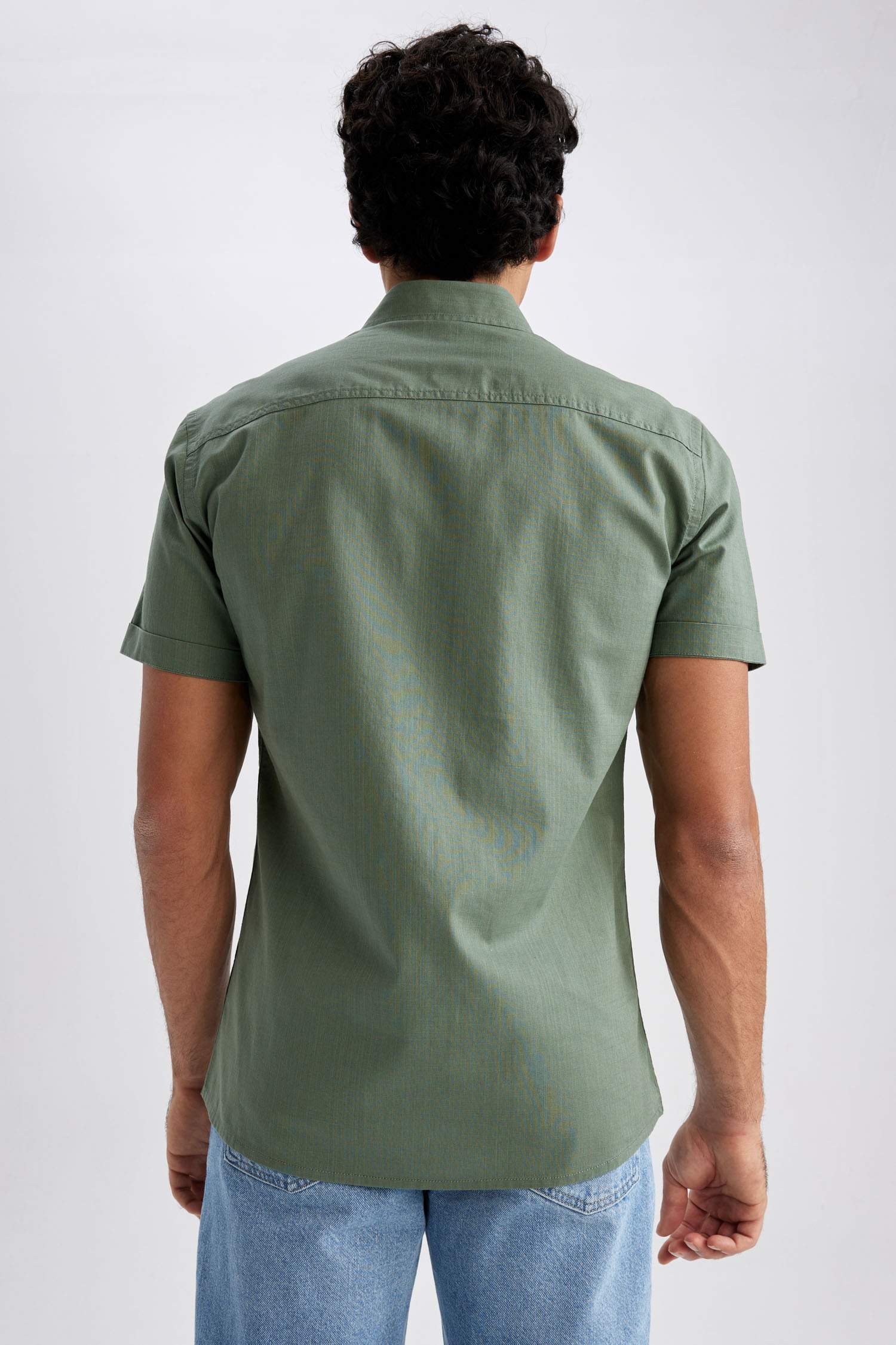 Рубашка приталенного кроя с коротким рукавом