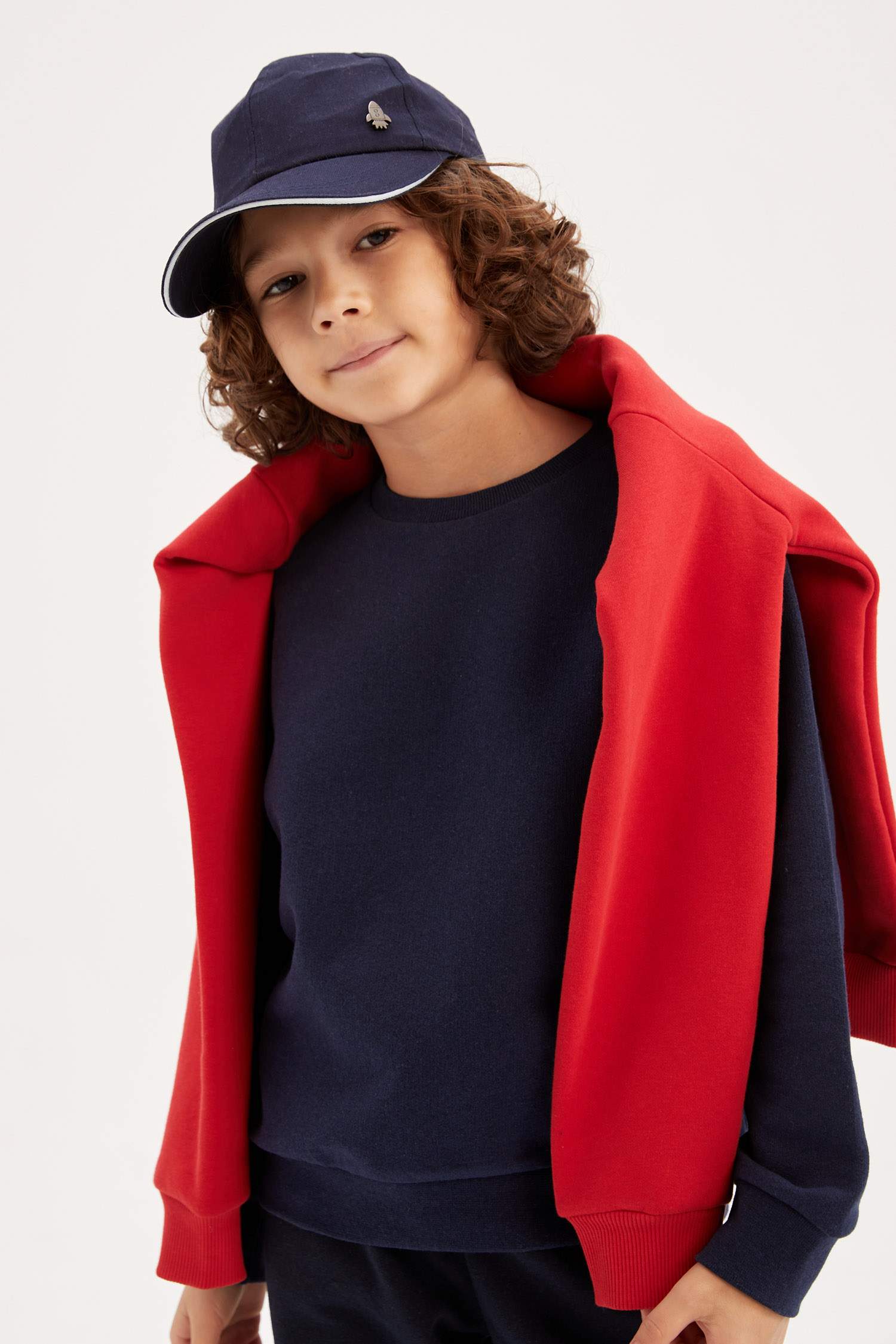 Свитшот стандартного кроя с круглым вырезом