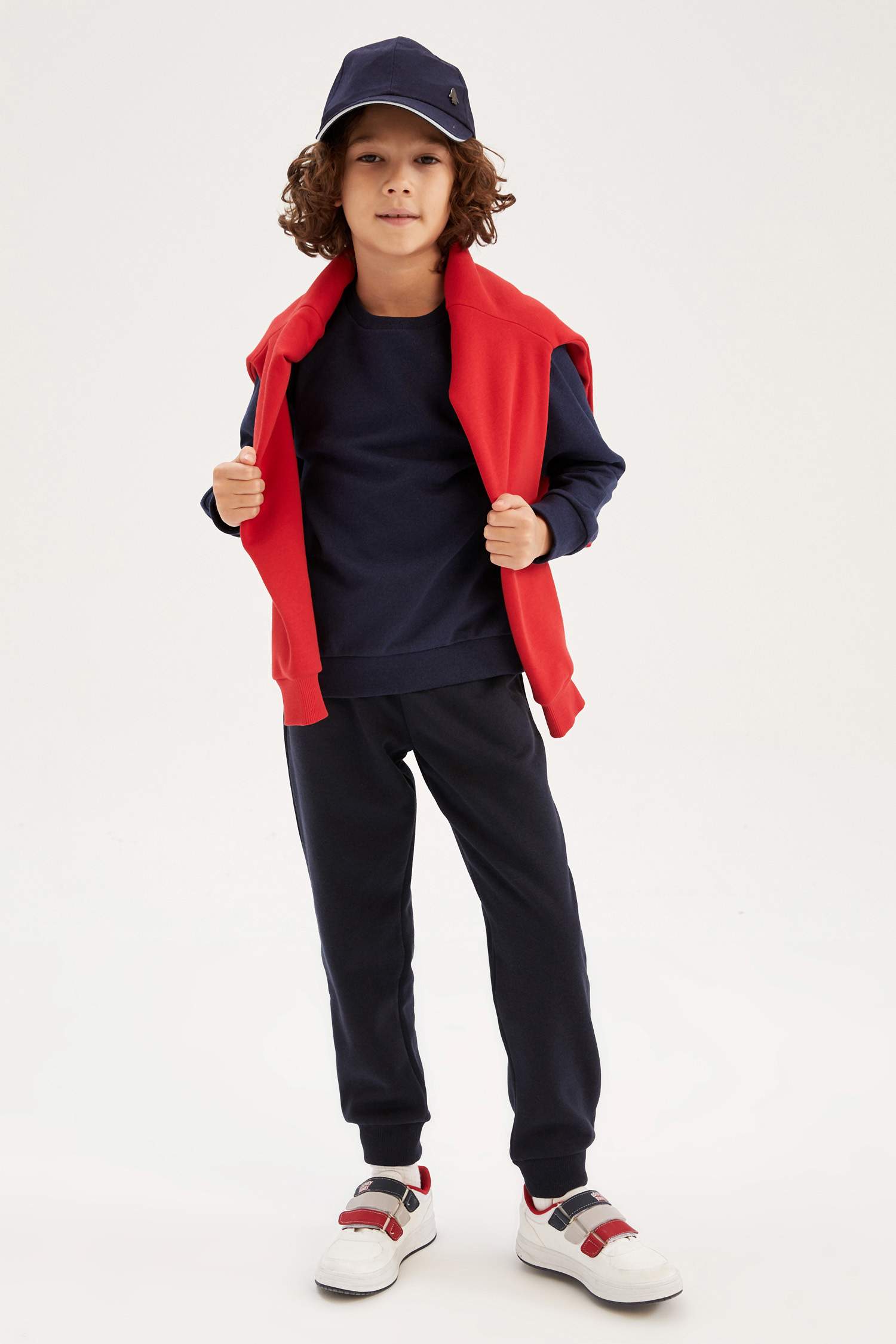 Свитшот стандартного кроя с круглым вырезом