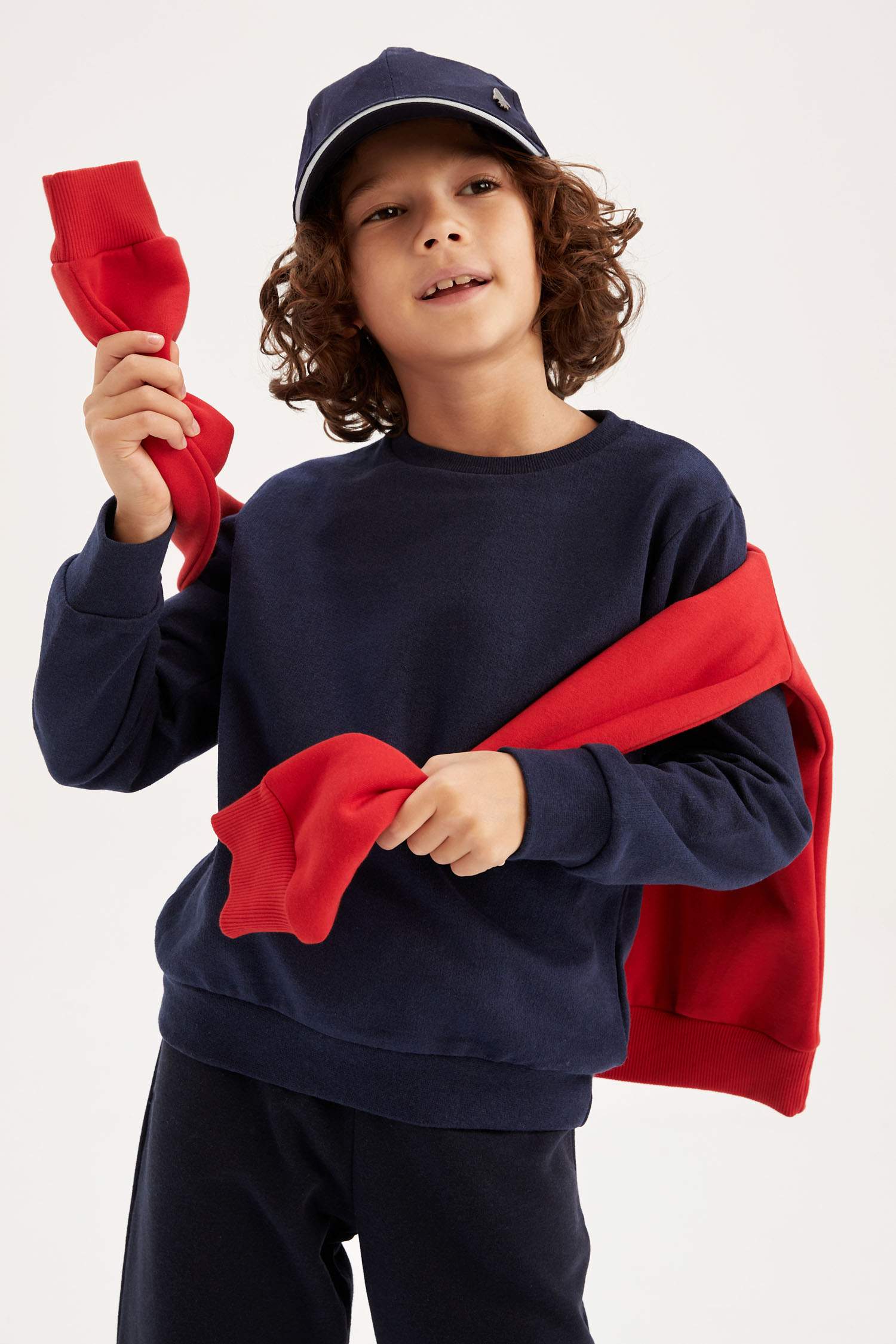 Свитшот стандартного кроя с круглым вырезом