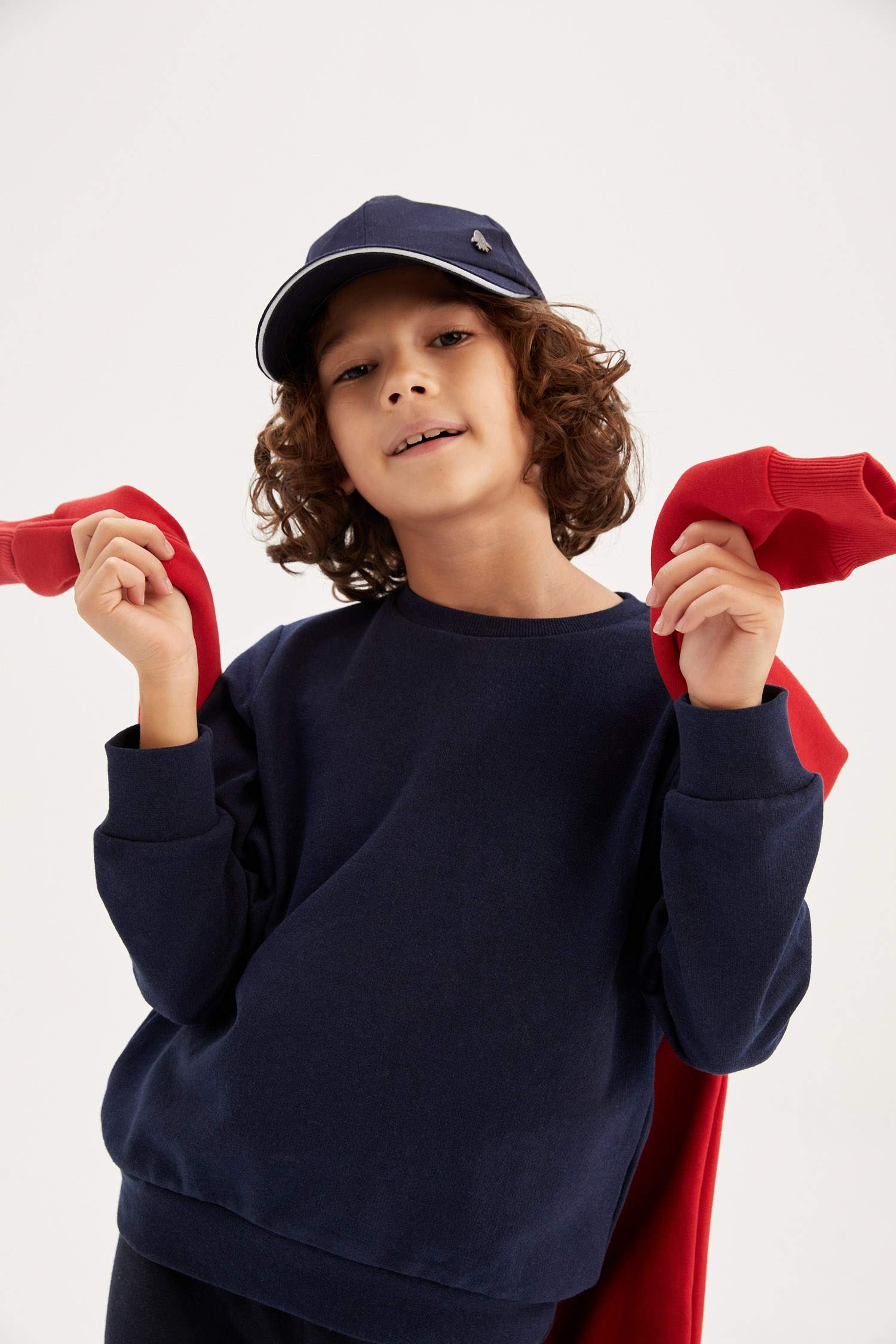 Свитшот стандартного кроя с круглым вырезом