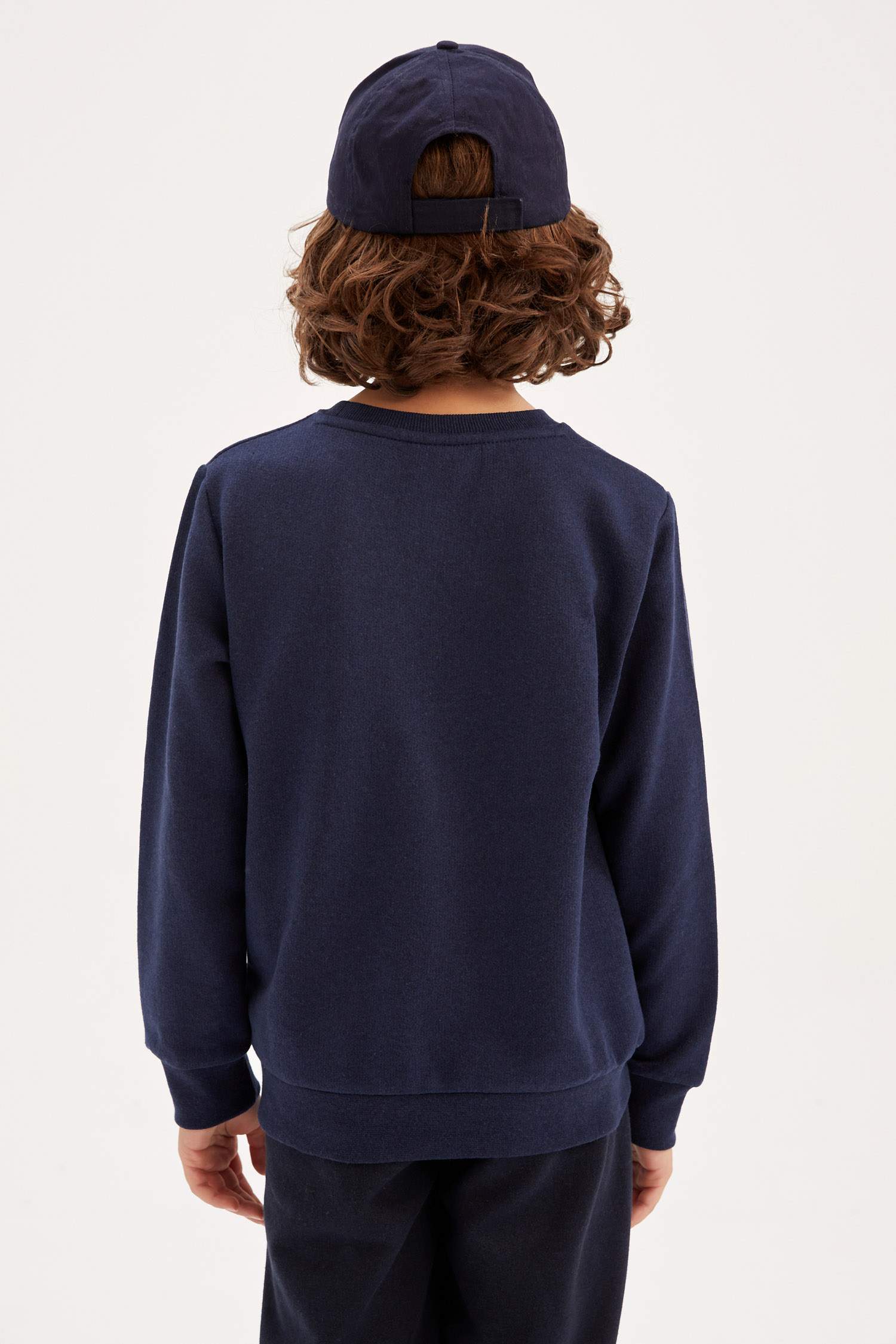 Свитшот стандартного кроя с круглым вырезом