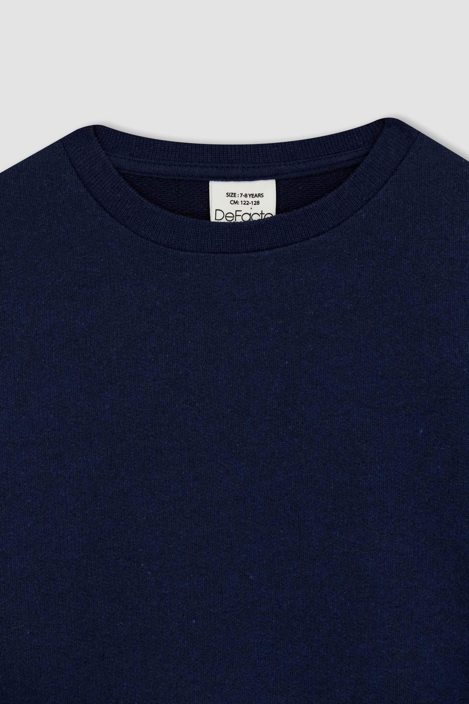 Свитшот стандартного кроя с круглым вырезом