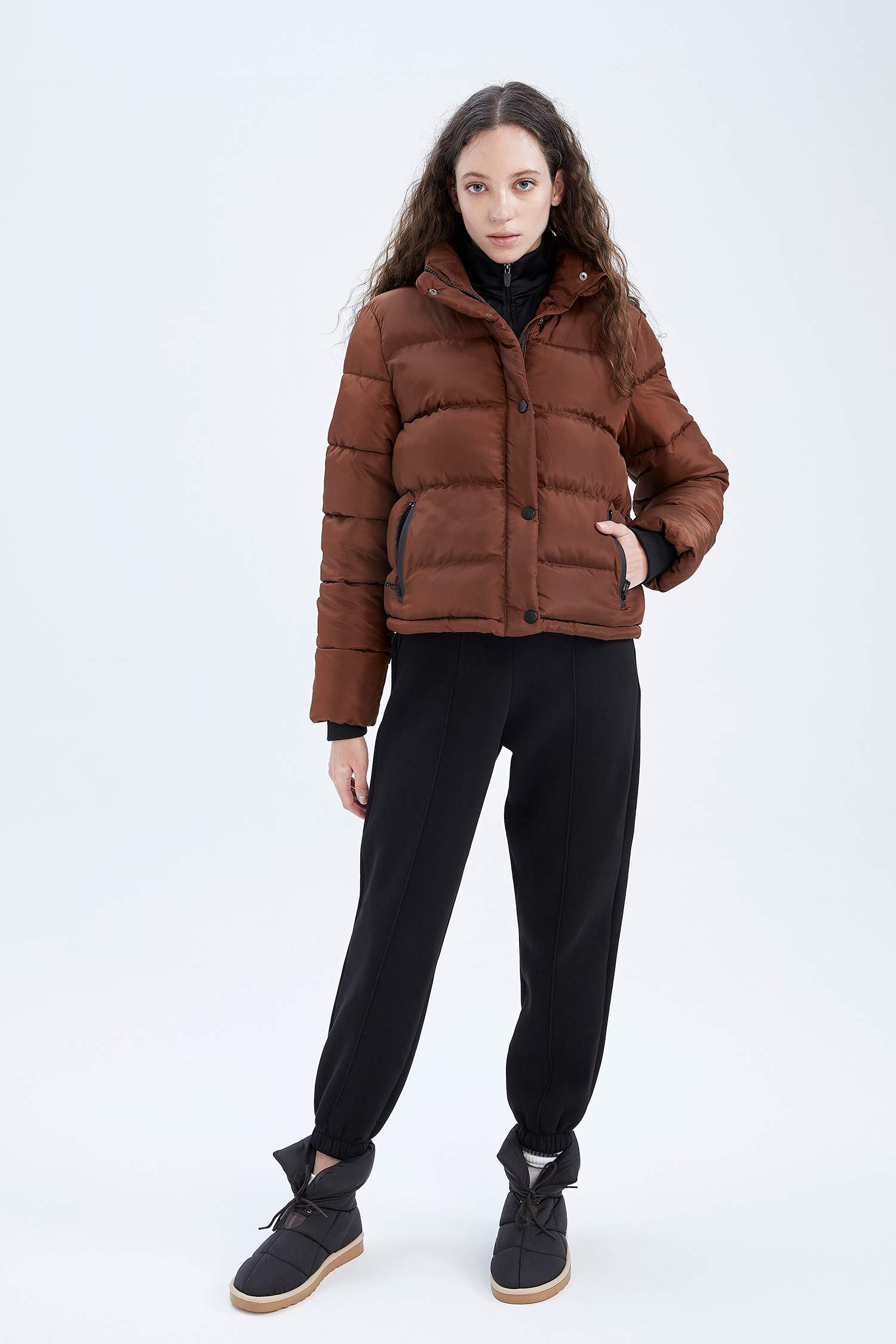 Дутая куртка водооталкивающая стандартного кроя с капюшоном