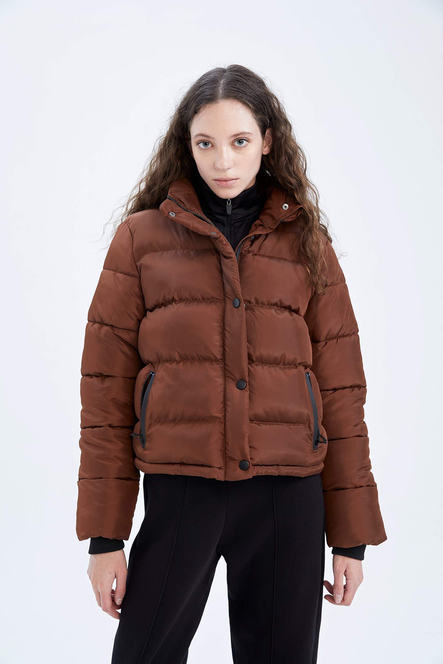 Дутая куртка водооталкивающая стандартного кроя с капюшоном