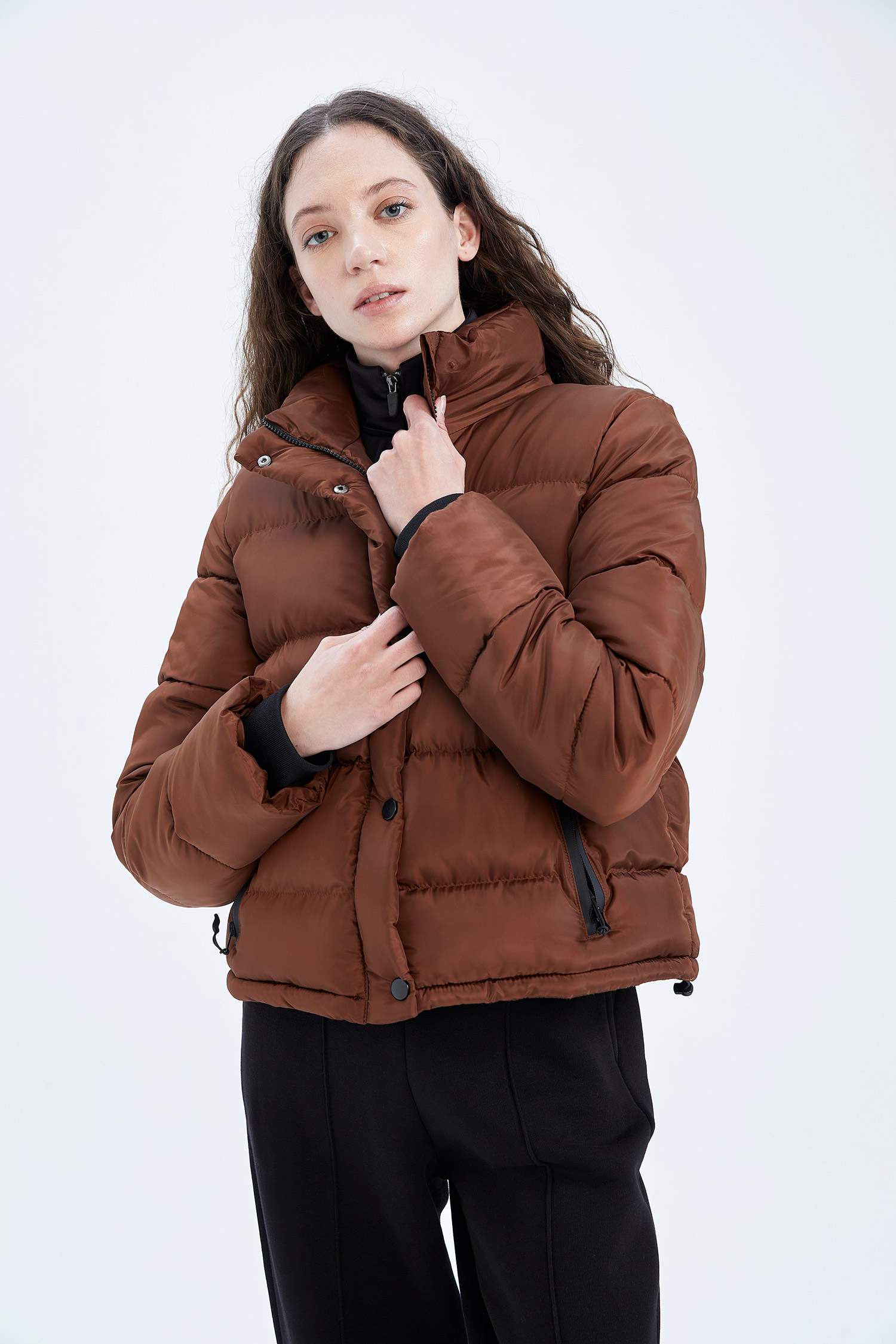 Дутая куртка водооталкивающая стандартного кроя с капюшоном