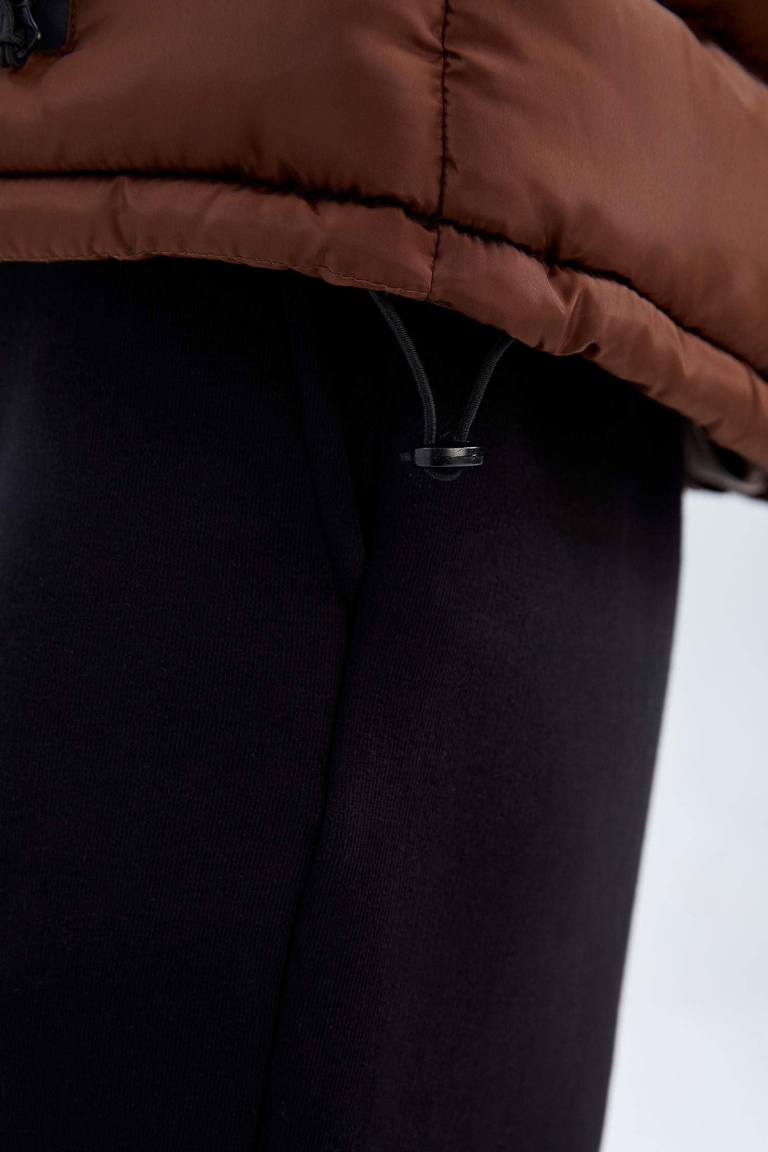 Дутая куртка водооталкивающая стандартного кроя с капюшоном