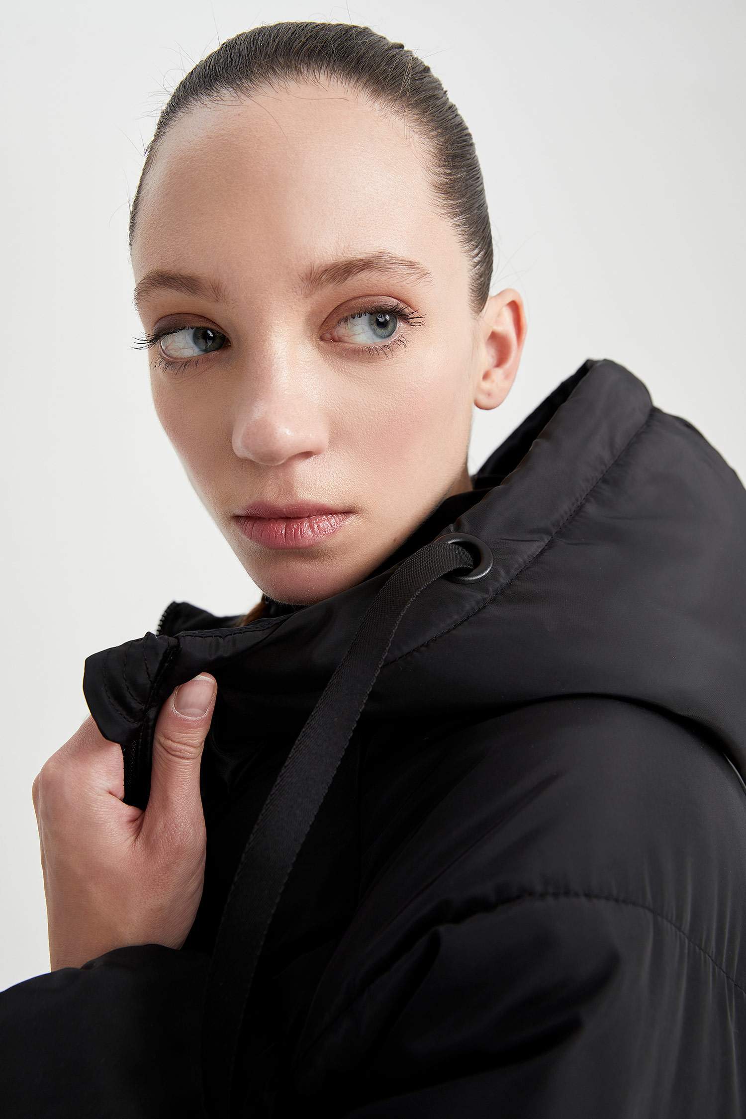 Su İtici Rüzgar Geçirmez DeFactoFit Kapüşonlu Crop Şişme Mont