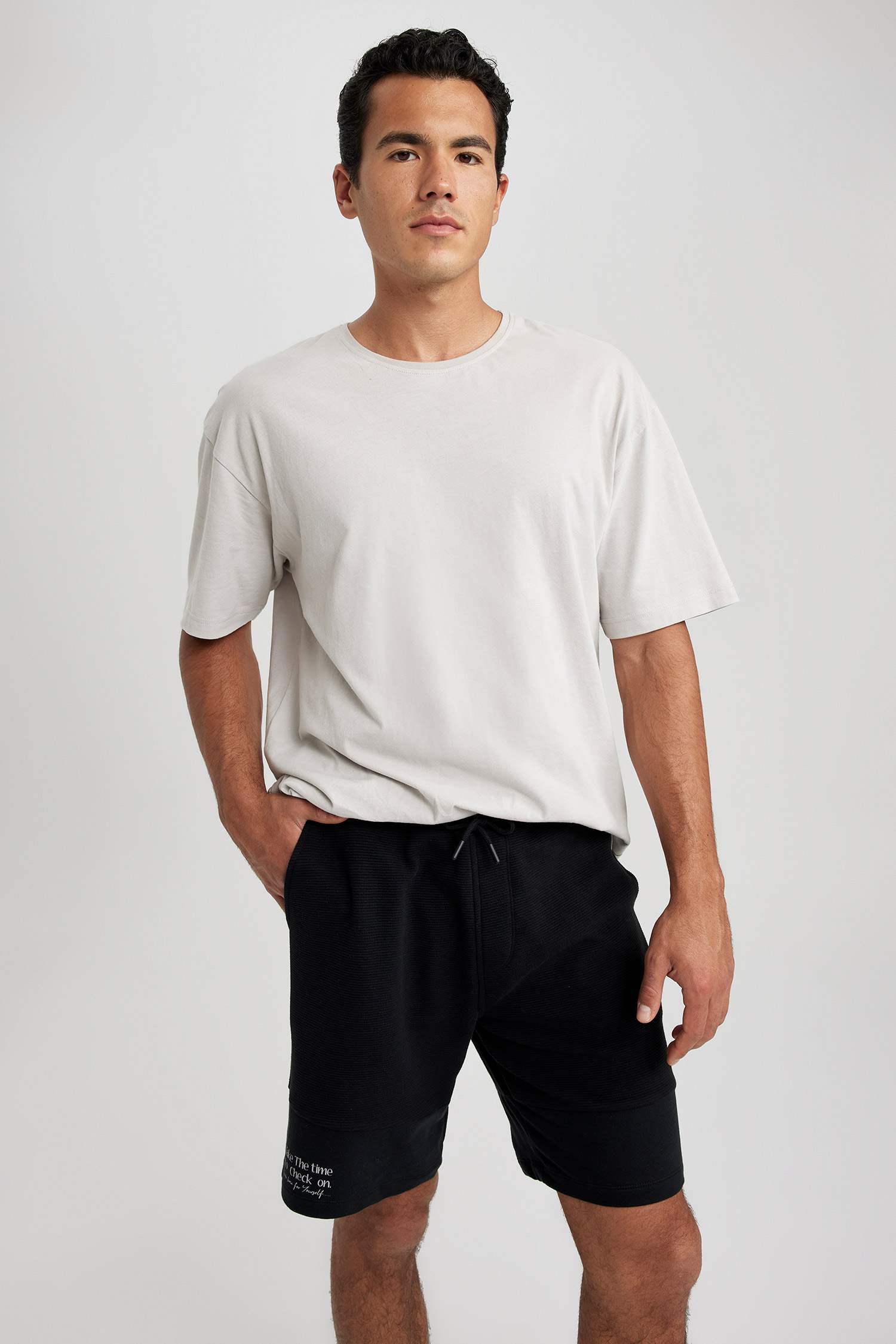 Шорты приталенного кроя с карманом