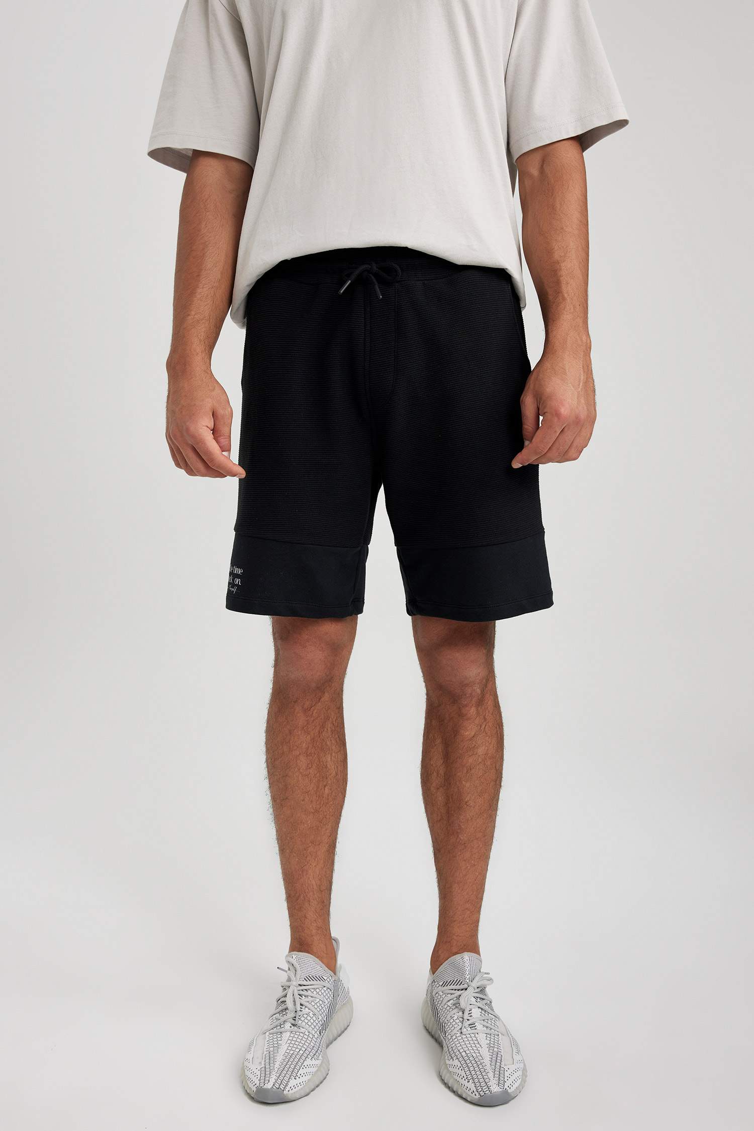 Шорты приталенного кроя с карманом