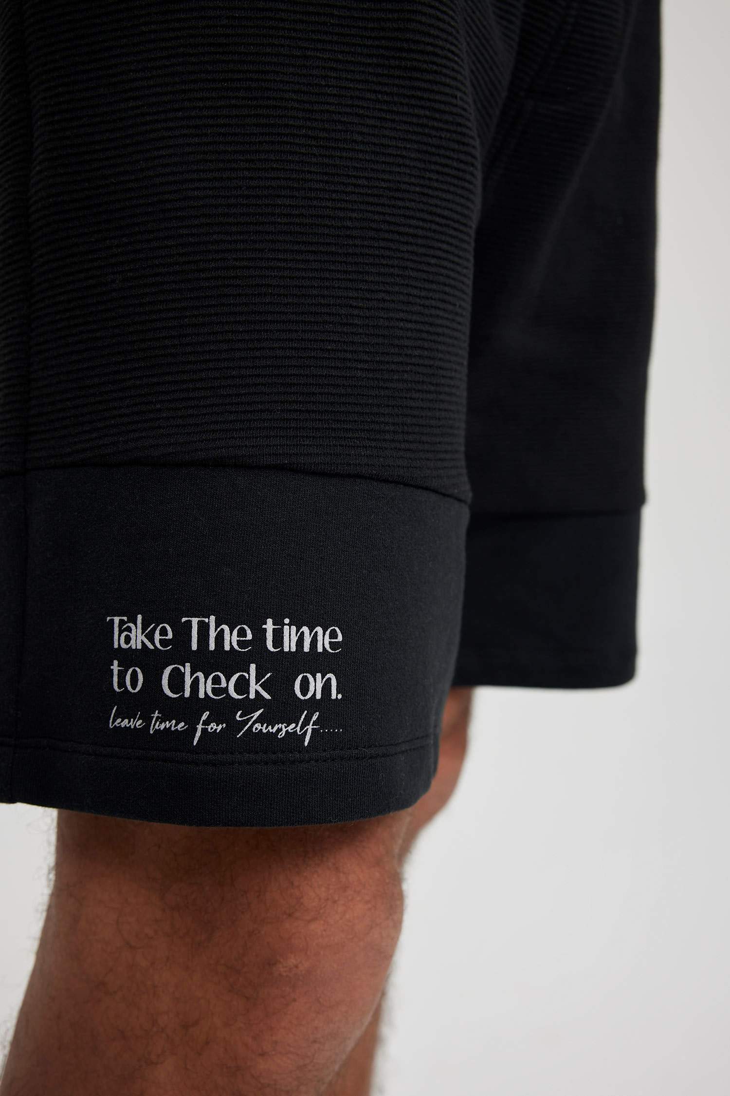 Шорты приталенного кроя с карманом