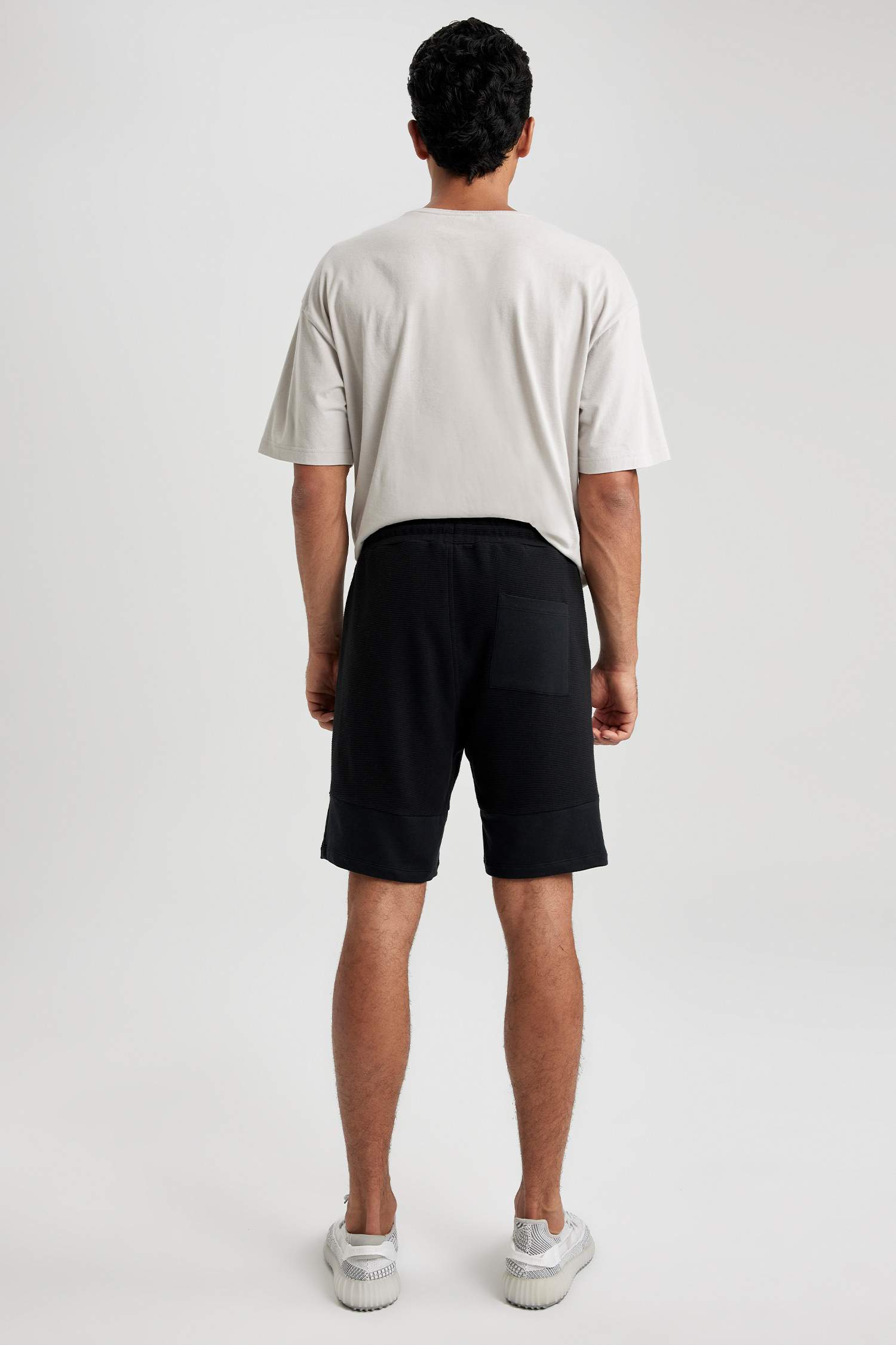 Шорты приталенного кроя с карманом