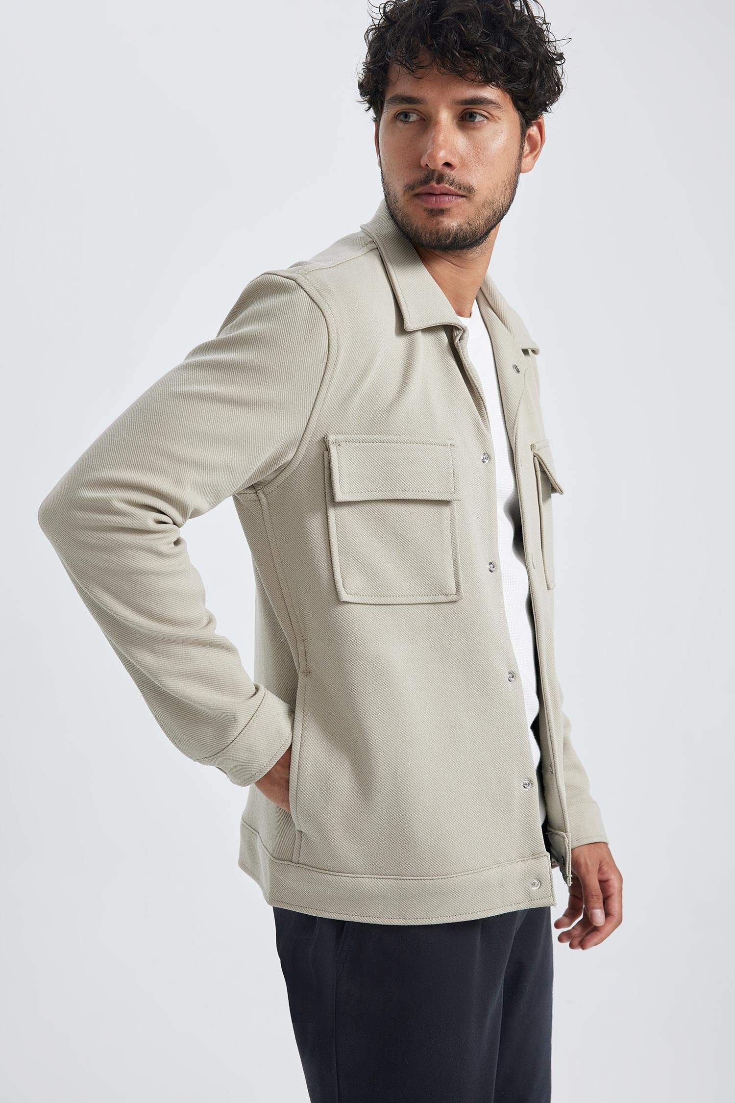 جاكيت قصة عادية بياقة بولو بجيب مزدوج