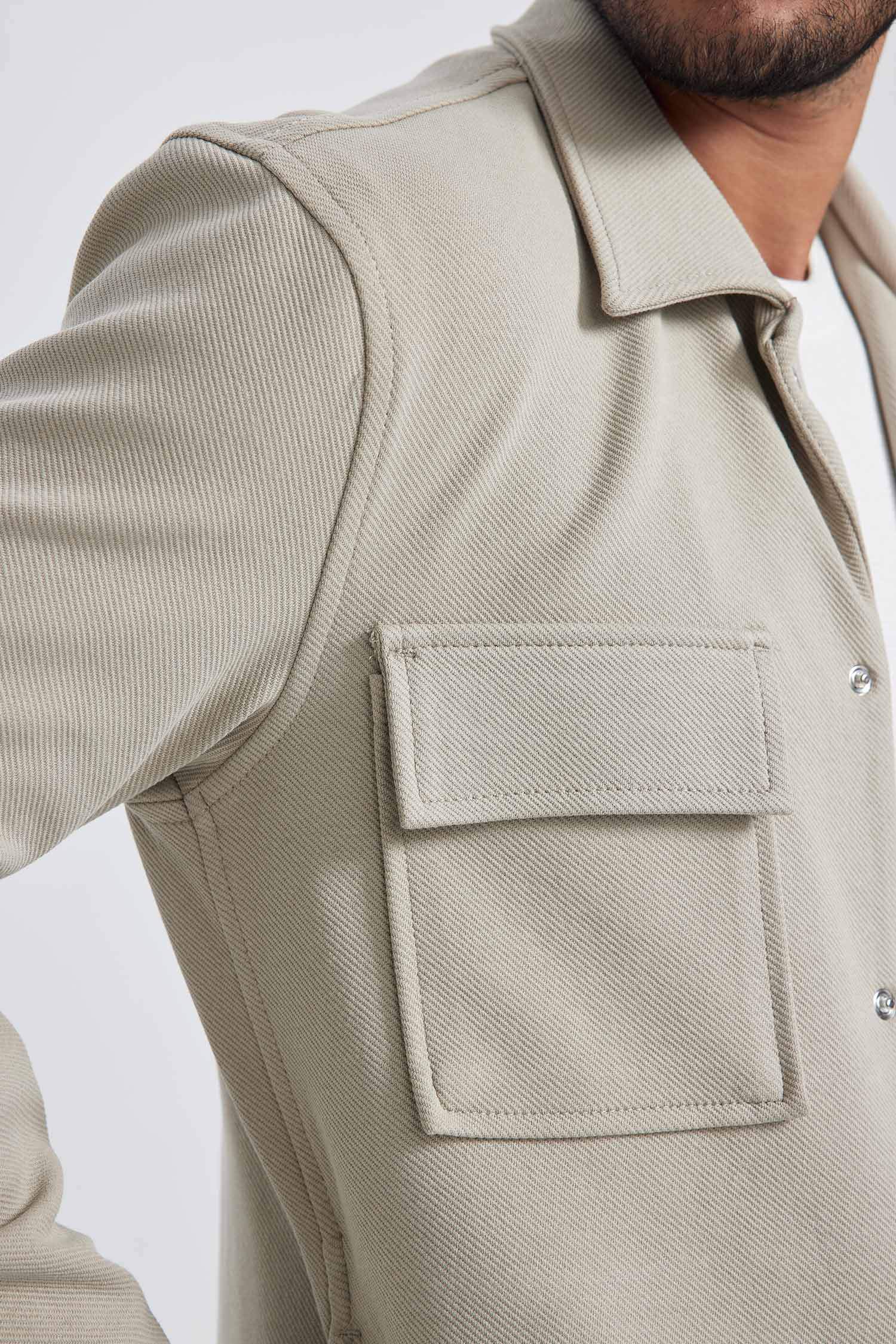 جاكيت قصة عادية بياقة بولو بجيب مزدوج