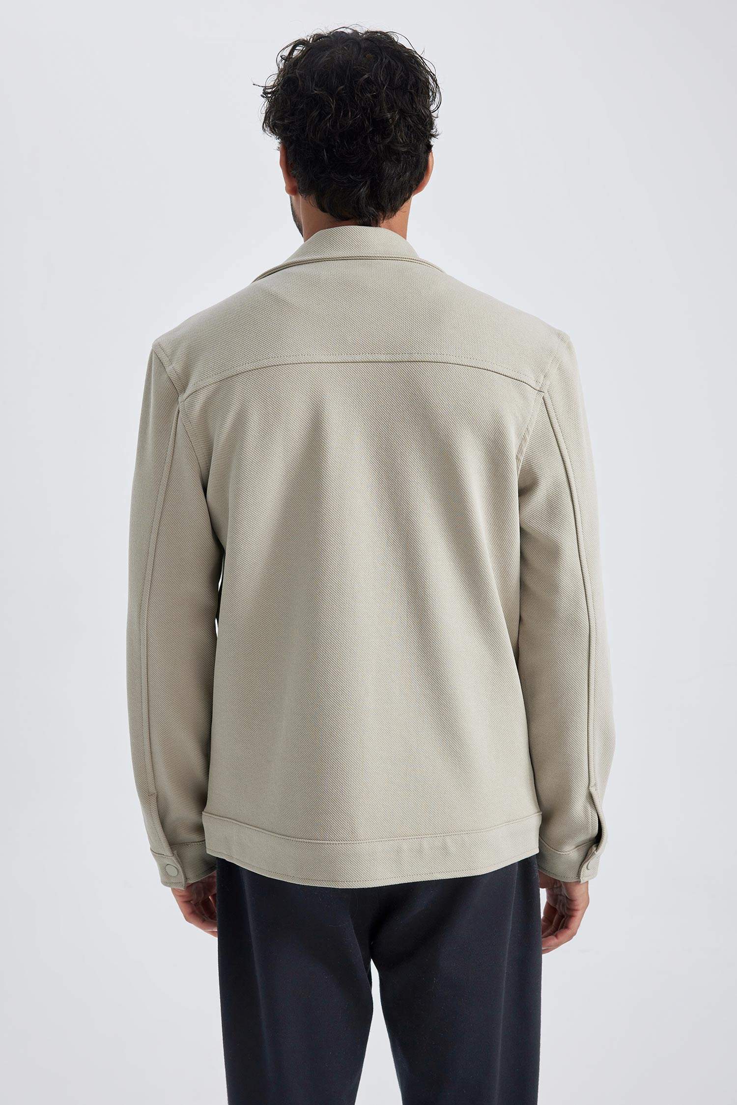 جاكيت قصة عادية بياقة بولو بجيب مزدوج