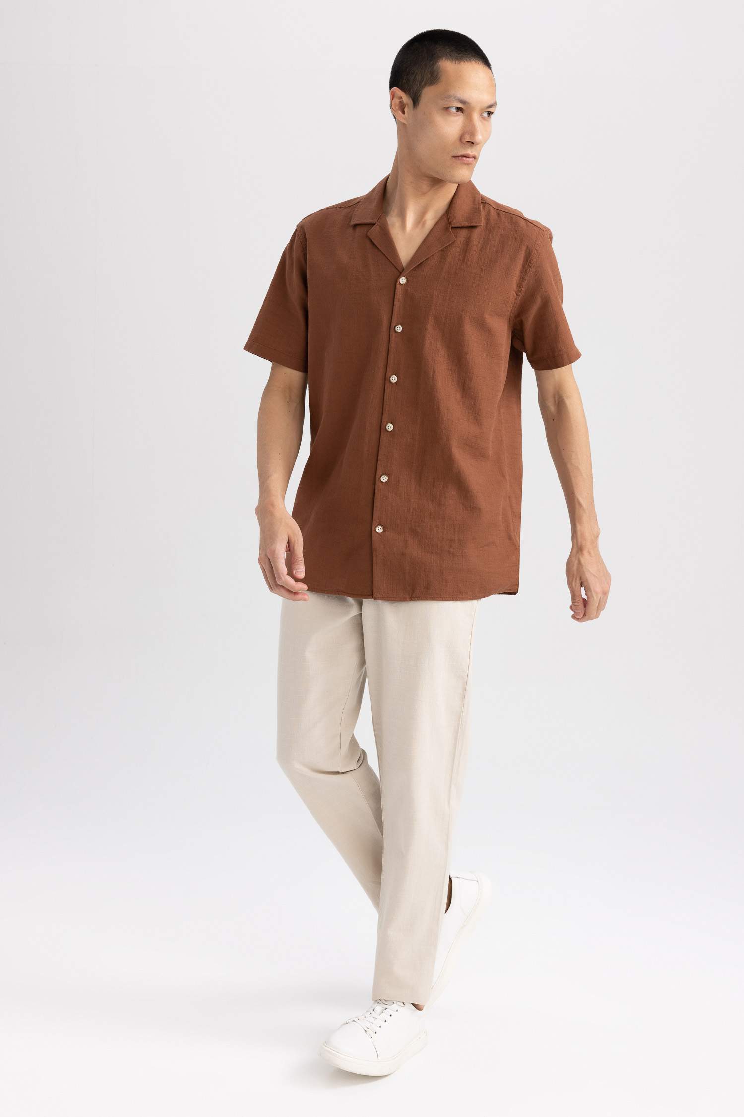 Chemise en coton à manches courtes et col boutonné Coupe moderne