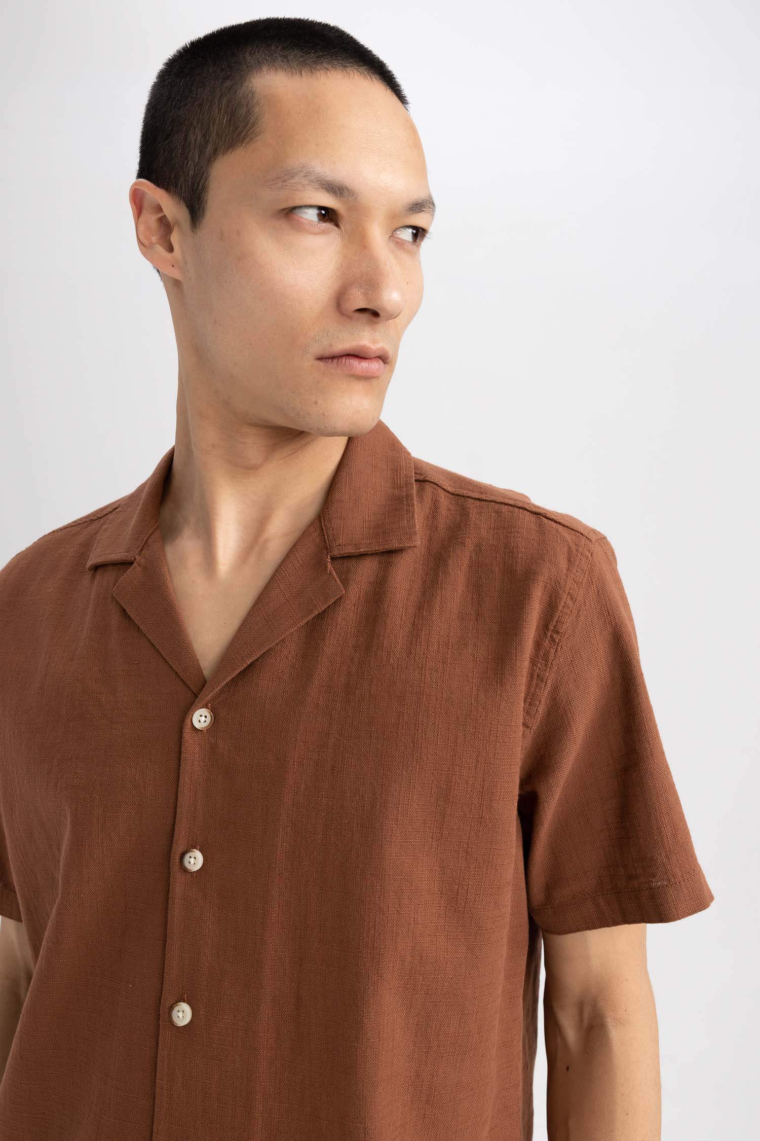 Chemise en coton à manches courtes et col boutonné Coupe moderne