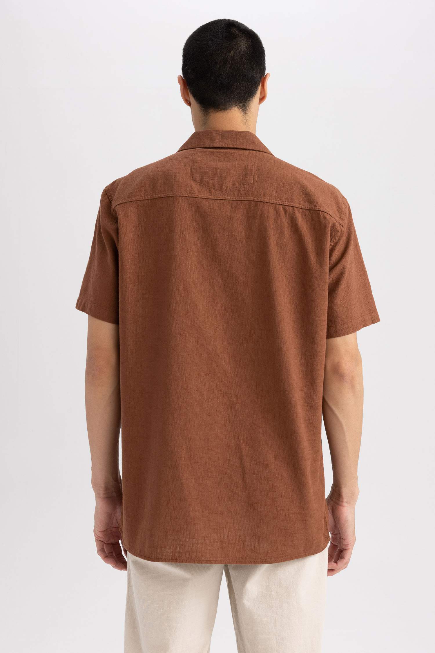 Chemise en coton à manches courtes et col boutonné Coupe moderne