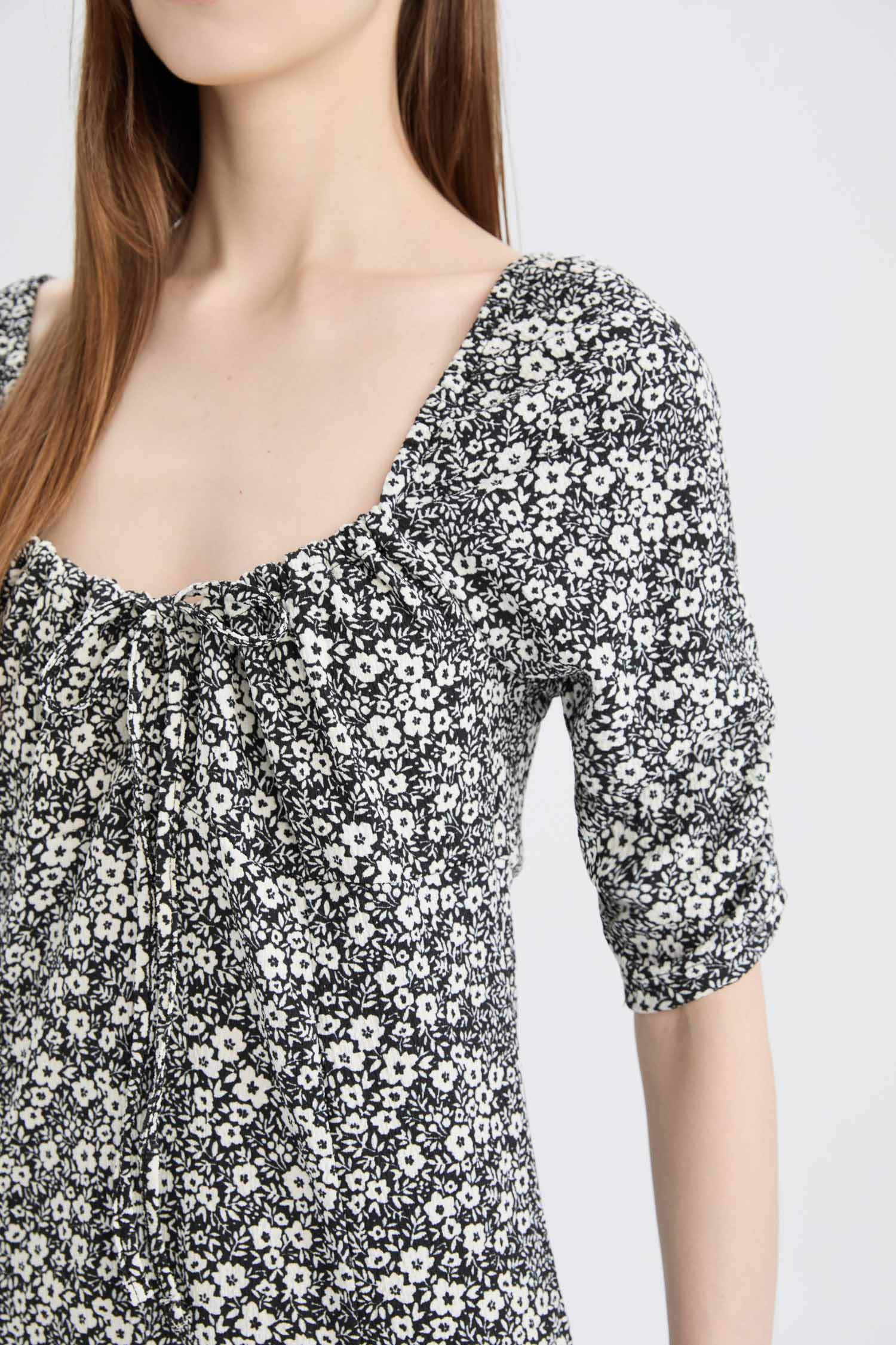 Bodycon Vücudu Saran Kare Yaka Çiçek Desenli Yırtmaçlı Bürümcük Yarım Kol Midi Elbise