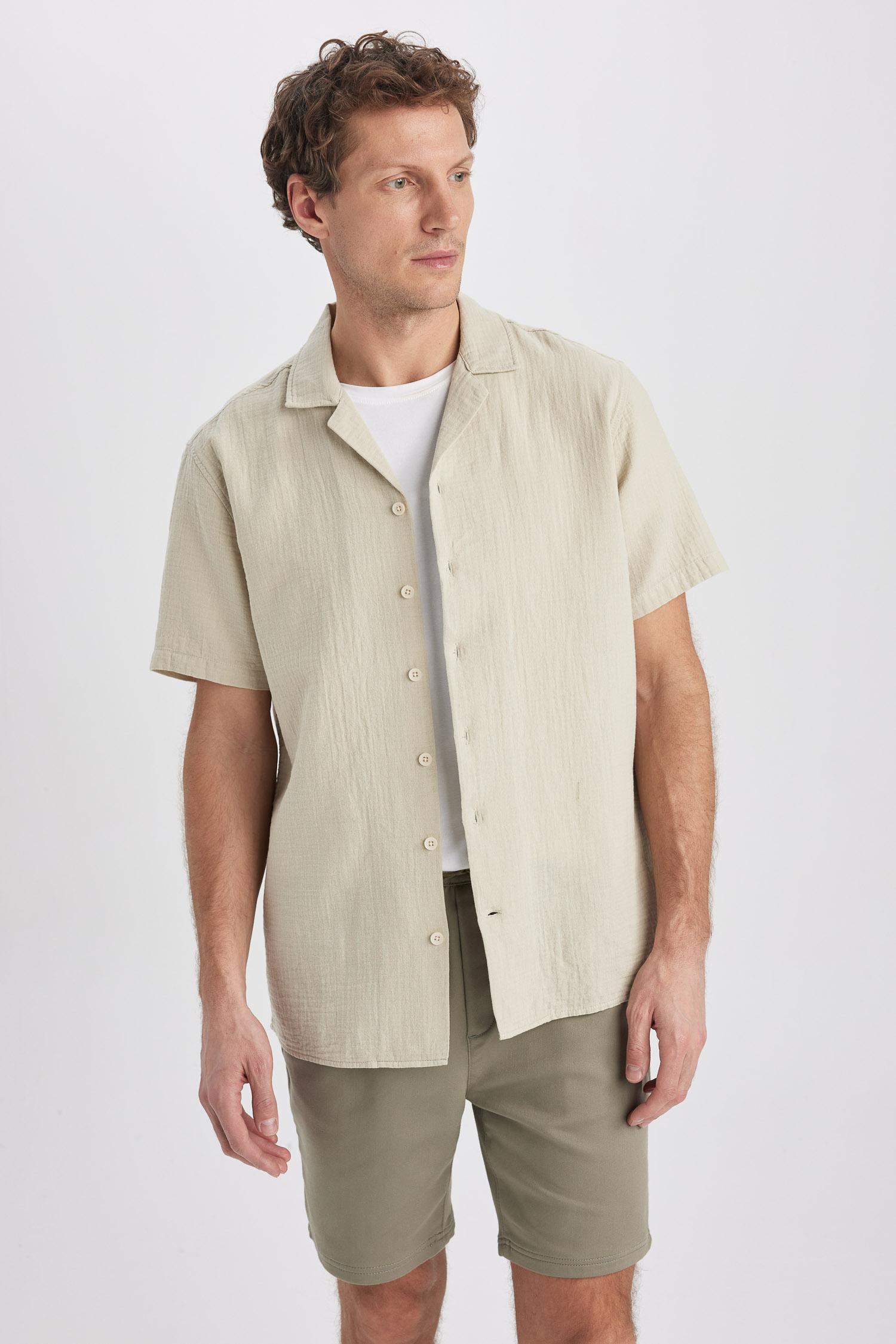 قميص برقبة عالية وقصة عادية