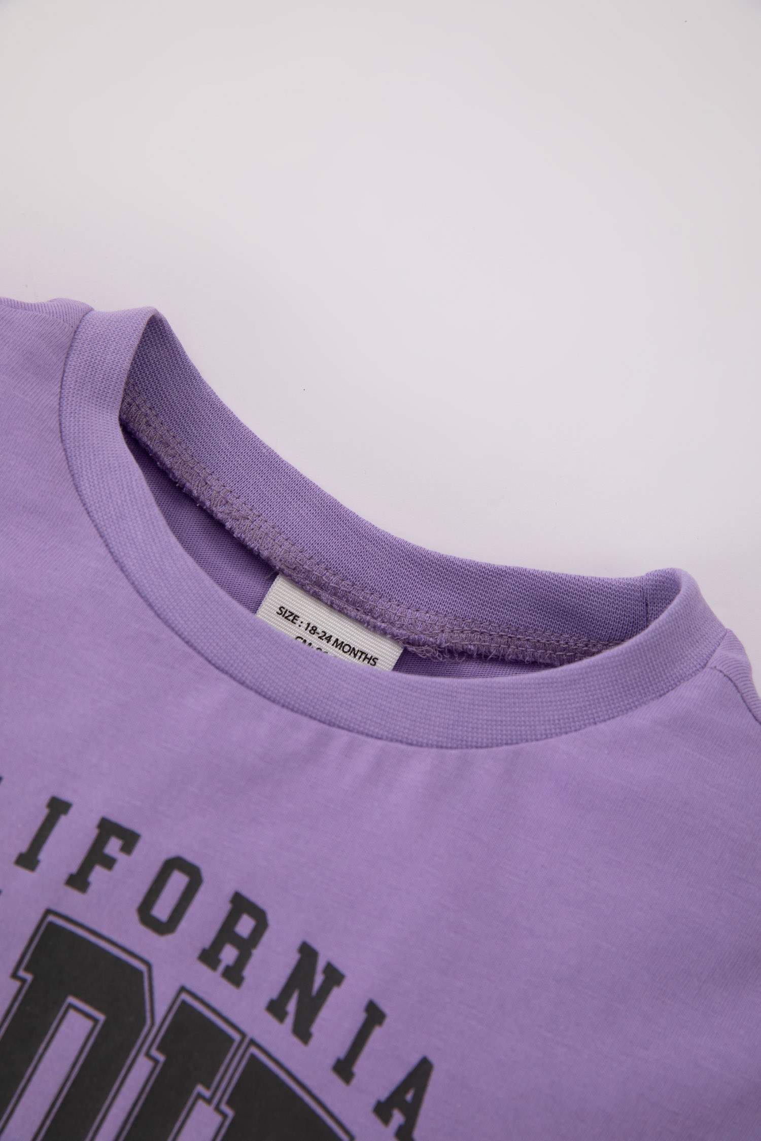 طقم ولادي بطباعة الشعار برقبة مستديرة - قطعتين