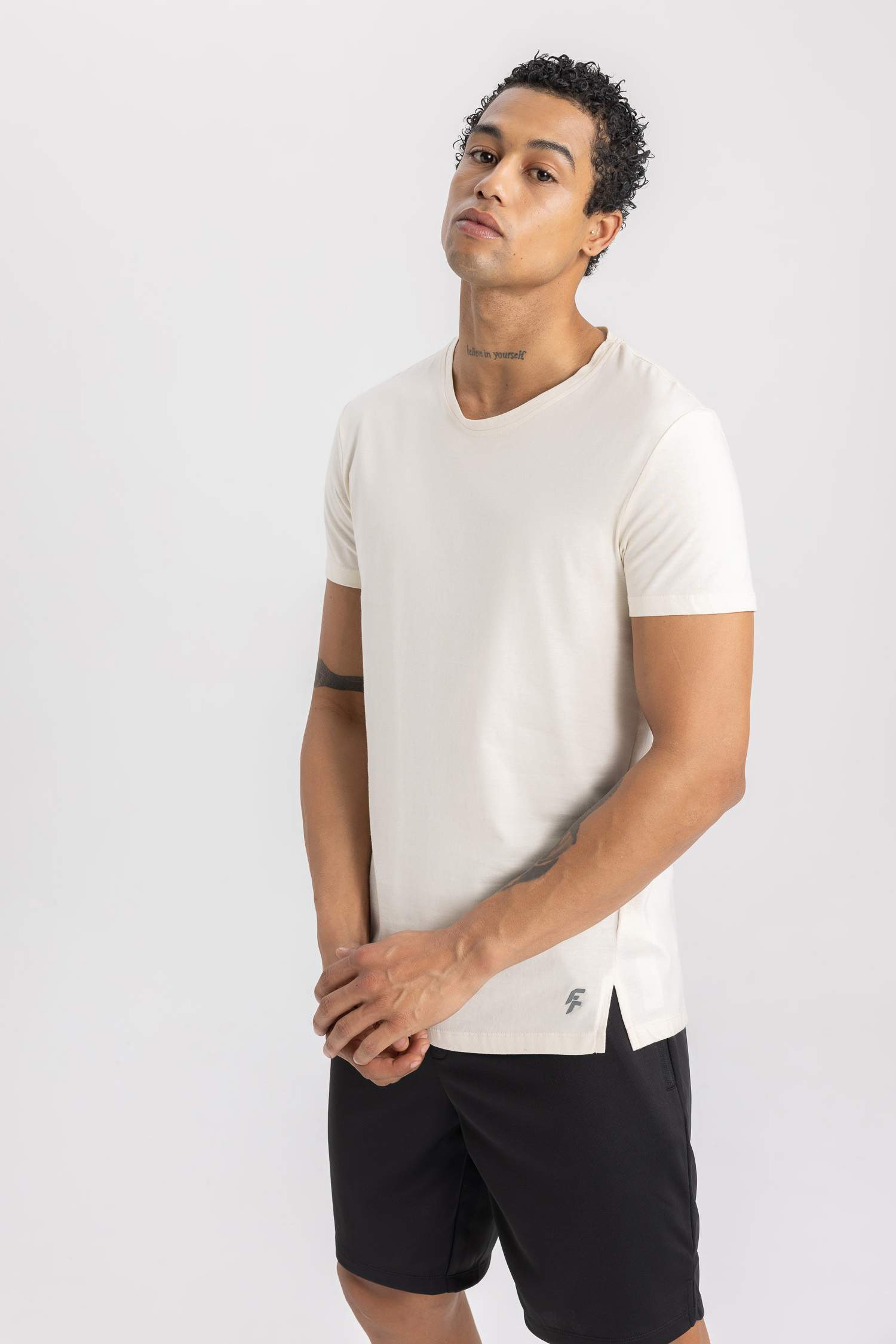 تيشيرت سليم فيت برقبة مستديرة